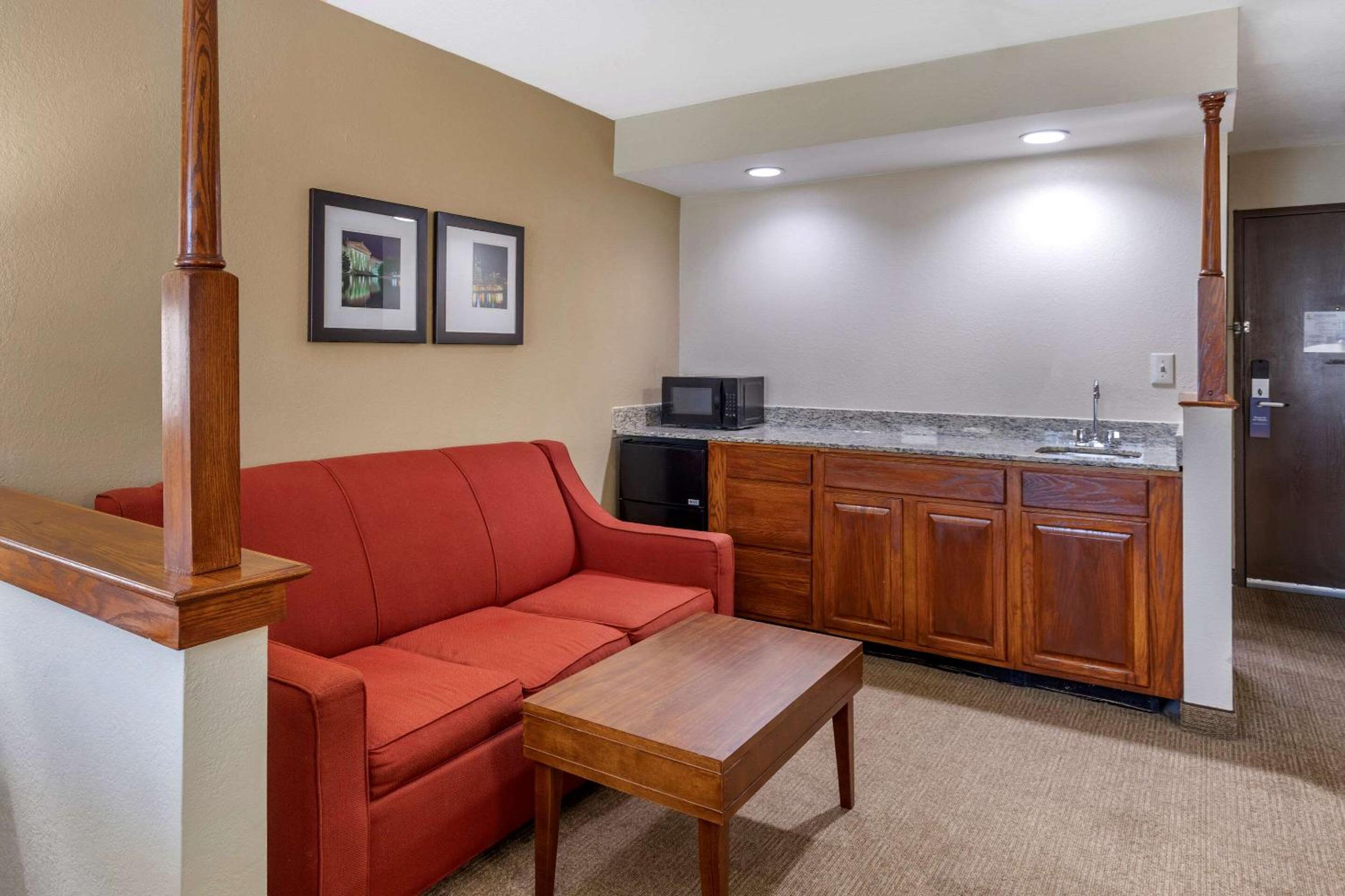 Queen Suite - Non-Smoking - Photo 3