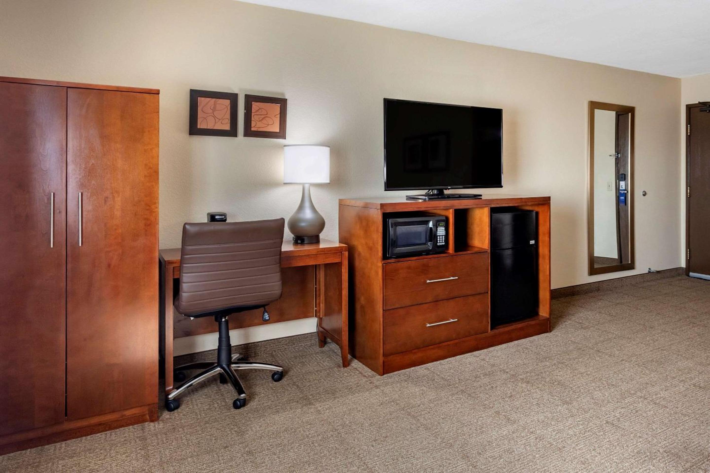 Superior King Room - Non-Smoking - Photo 11