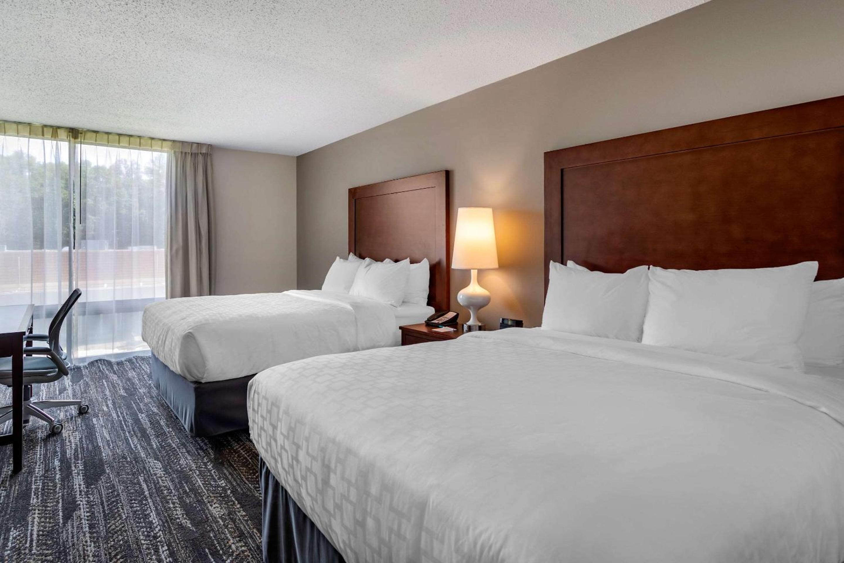 Queen Room with Two Queen Beds - Non-Smoking - Photo 1