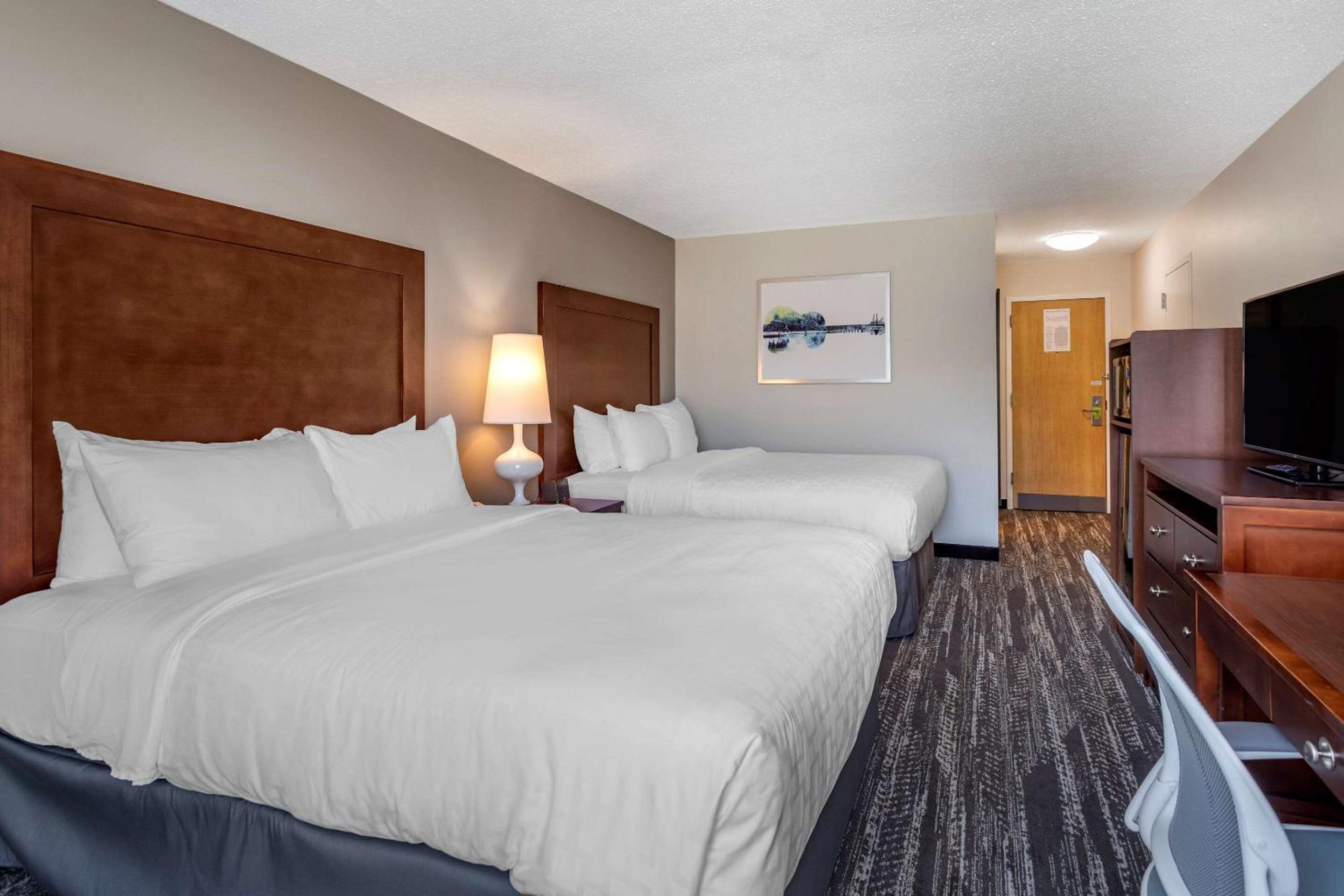 Queen Room with Two Queen Beds - Non-Smoking - Photo 3