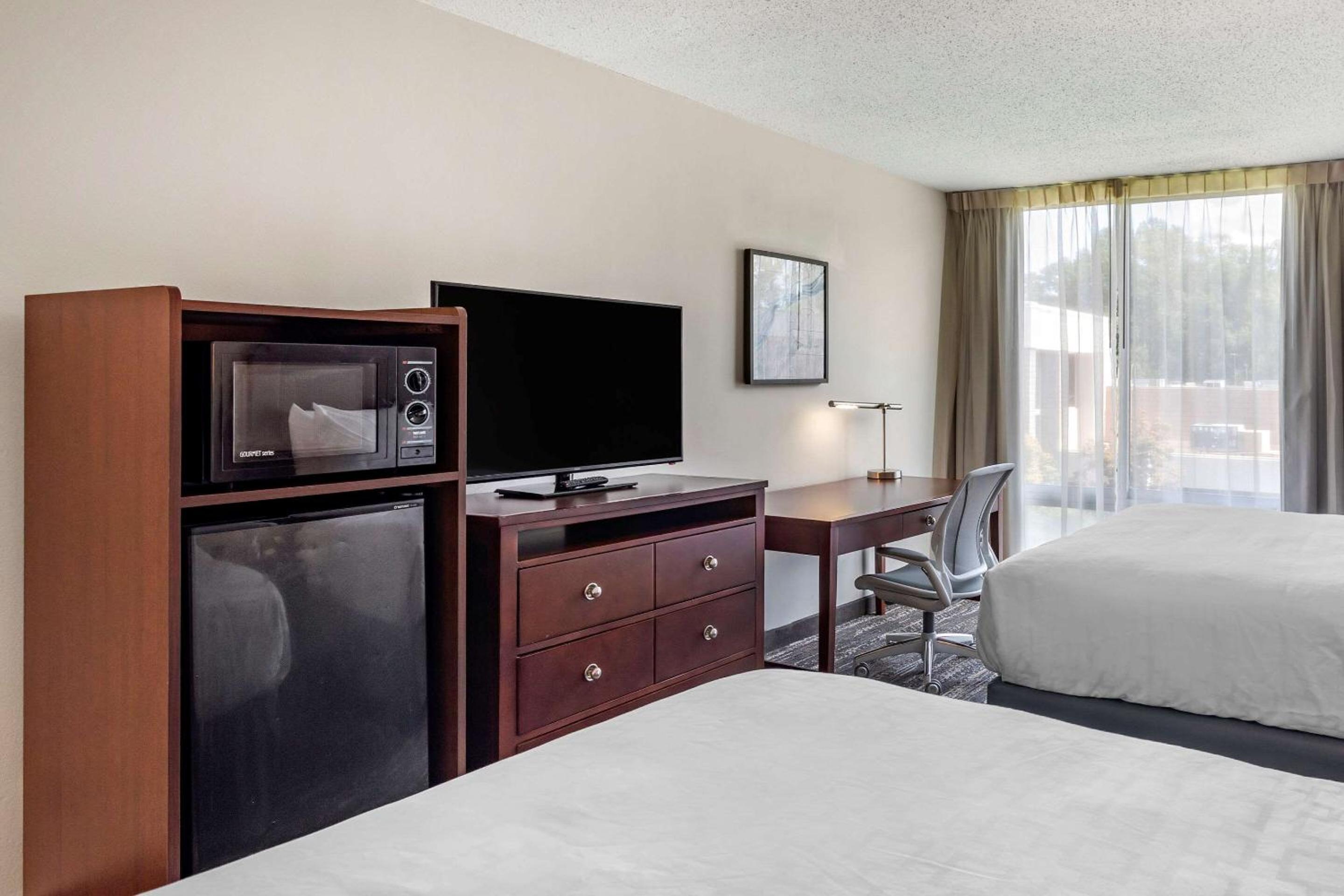 Queen Room with Two Queen Beds - Non-Smoking - Photo 4