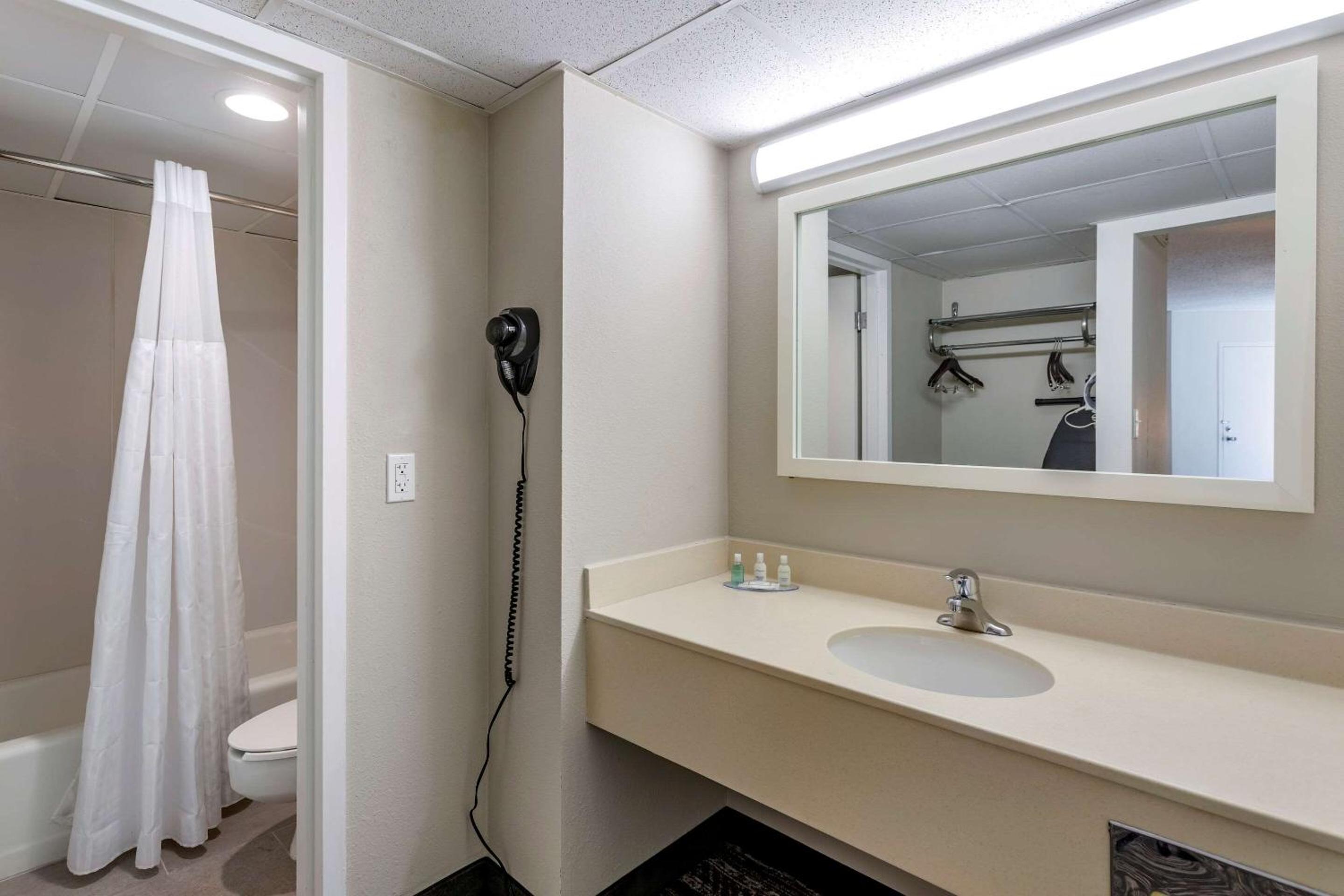 Superior King Room - Non-Smoking - Photo 3