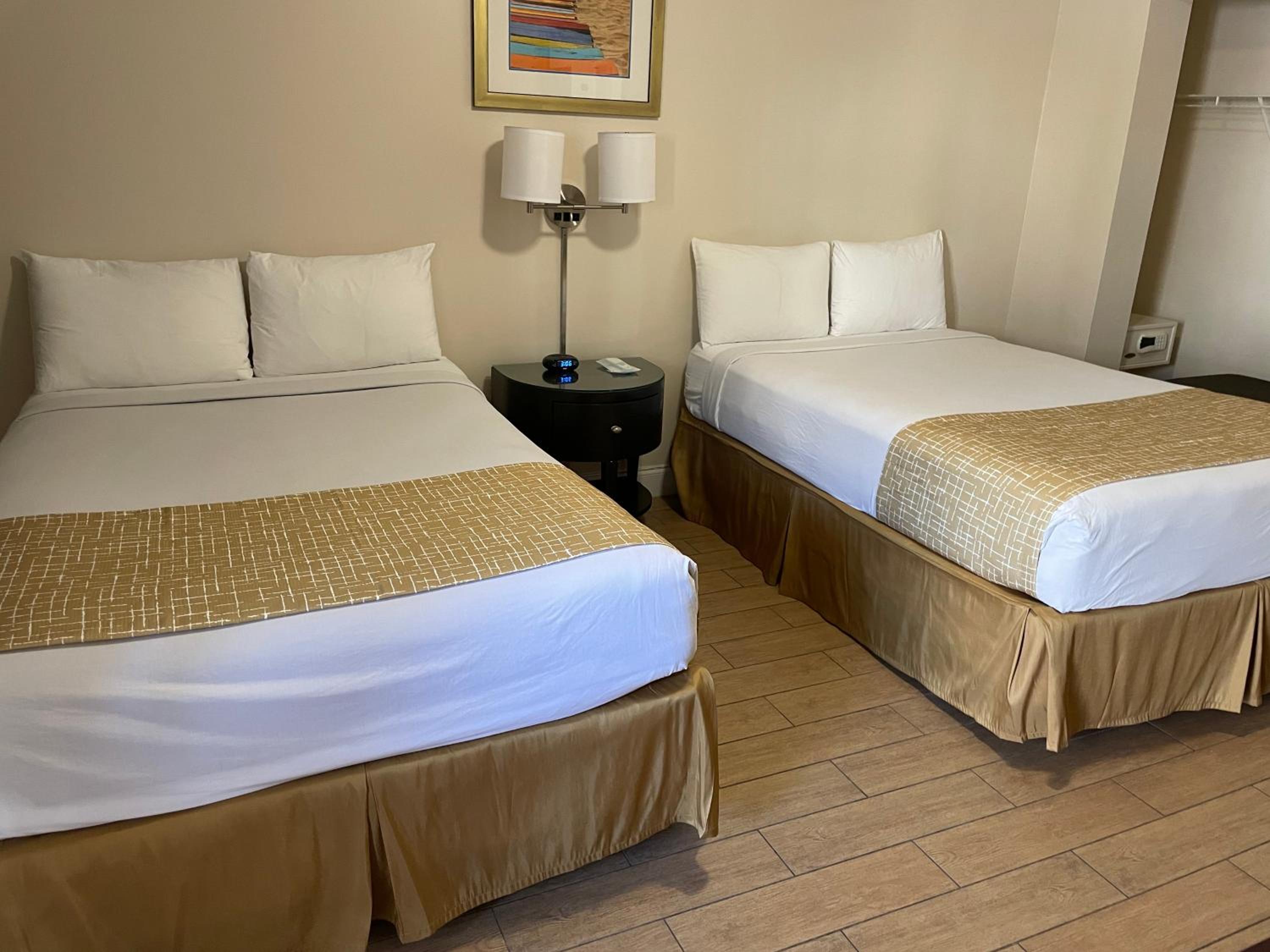 Standard Double Hotel Room with Two Double Beds - Free Parking - Photo 12