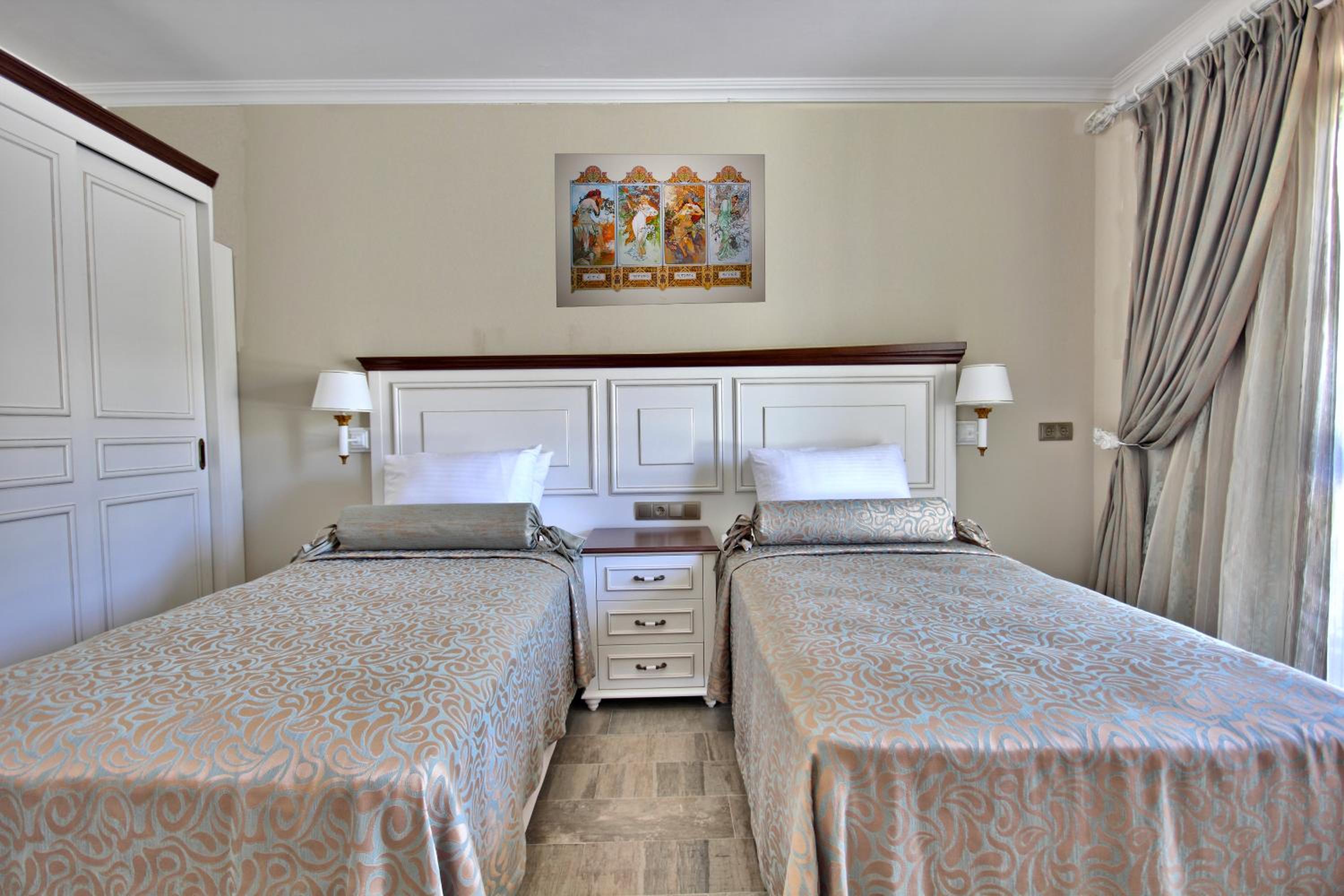 Deluxe Room with French Balcony - Photo 7