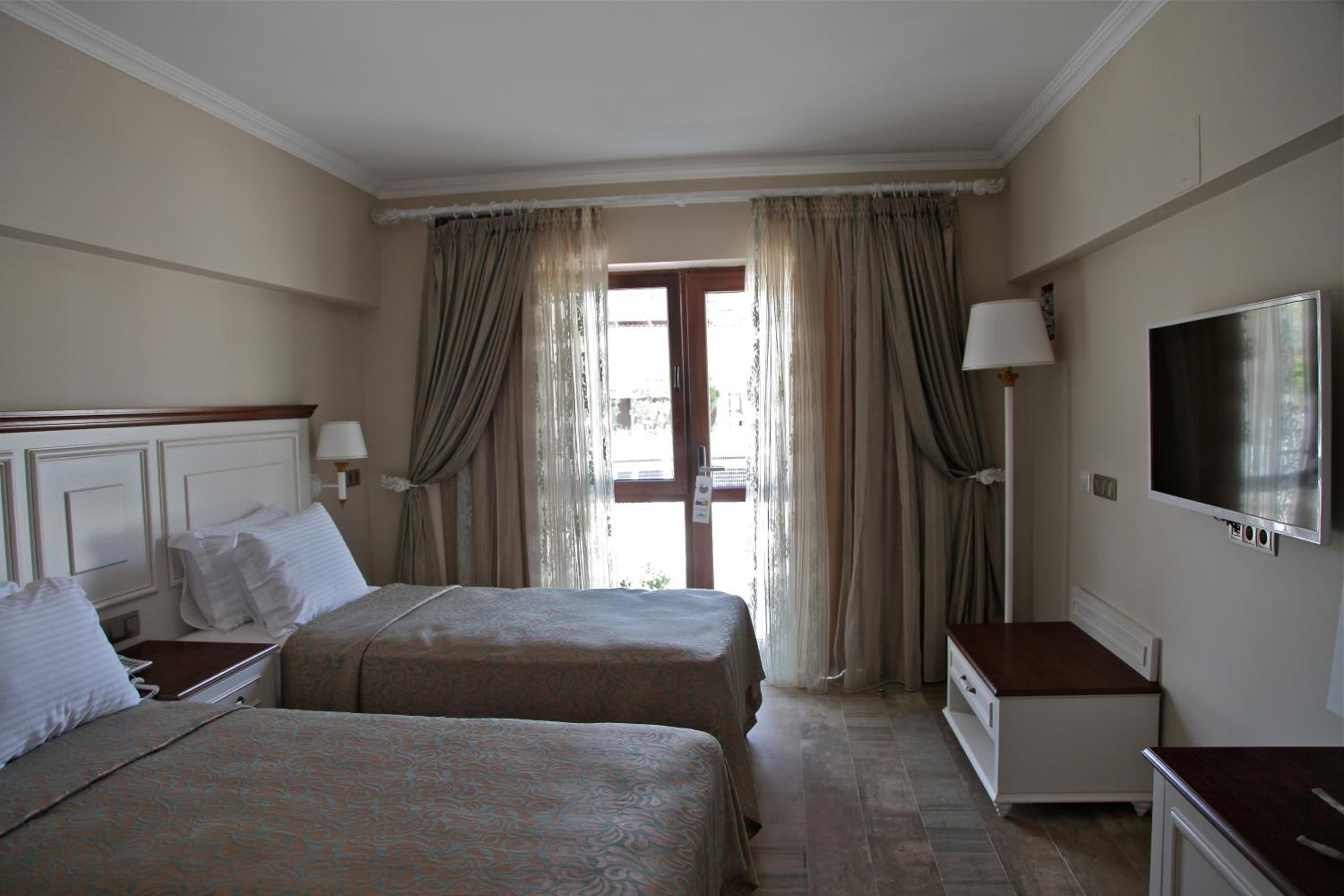 Superior double room with French Balcony - Photo 7