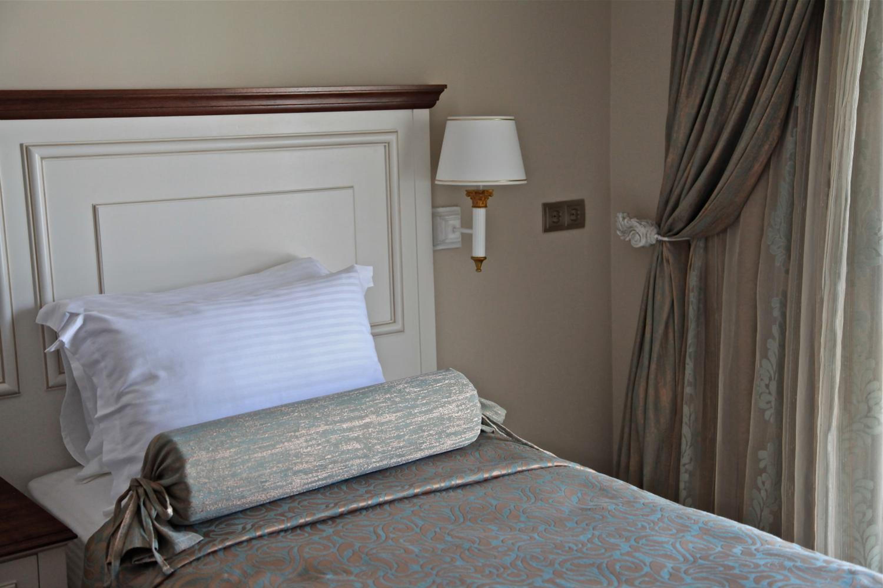 Deluxe Room with French Balcony - Photo 6