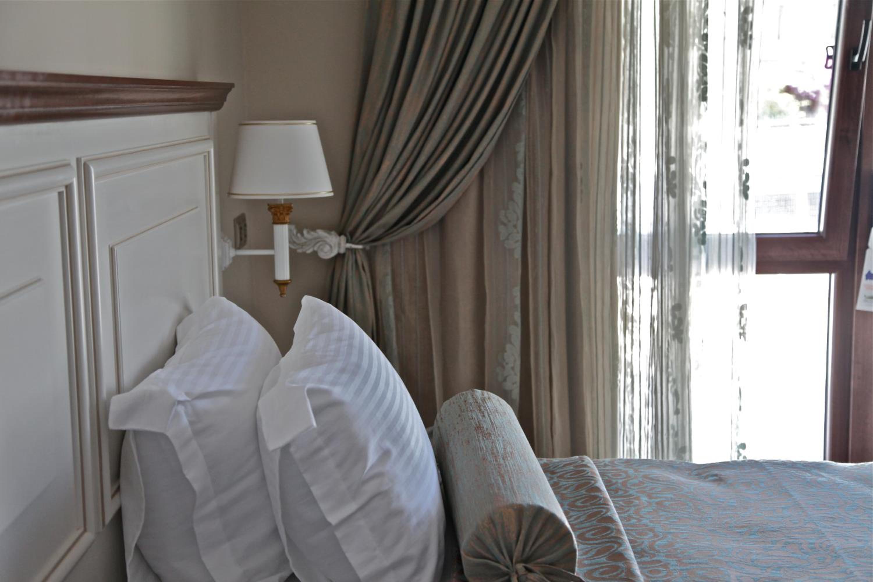 Deluxe Room with French Balcony - Photo 2