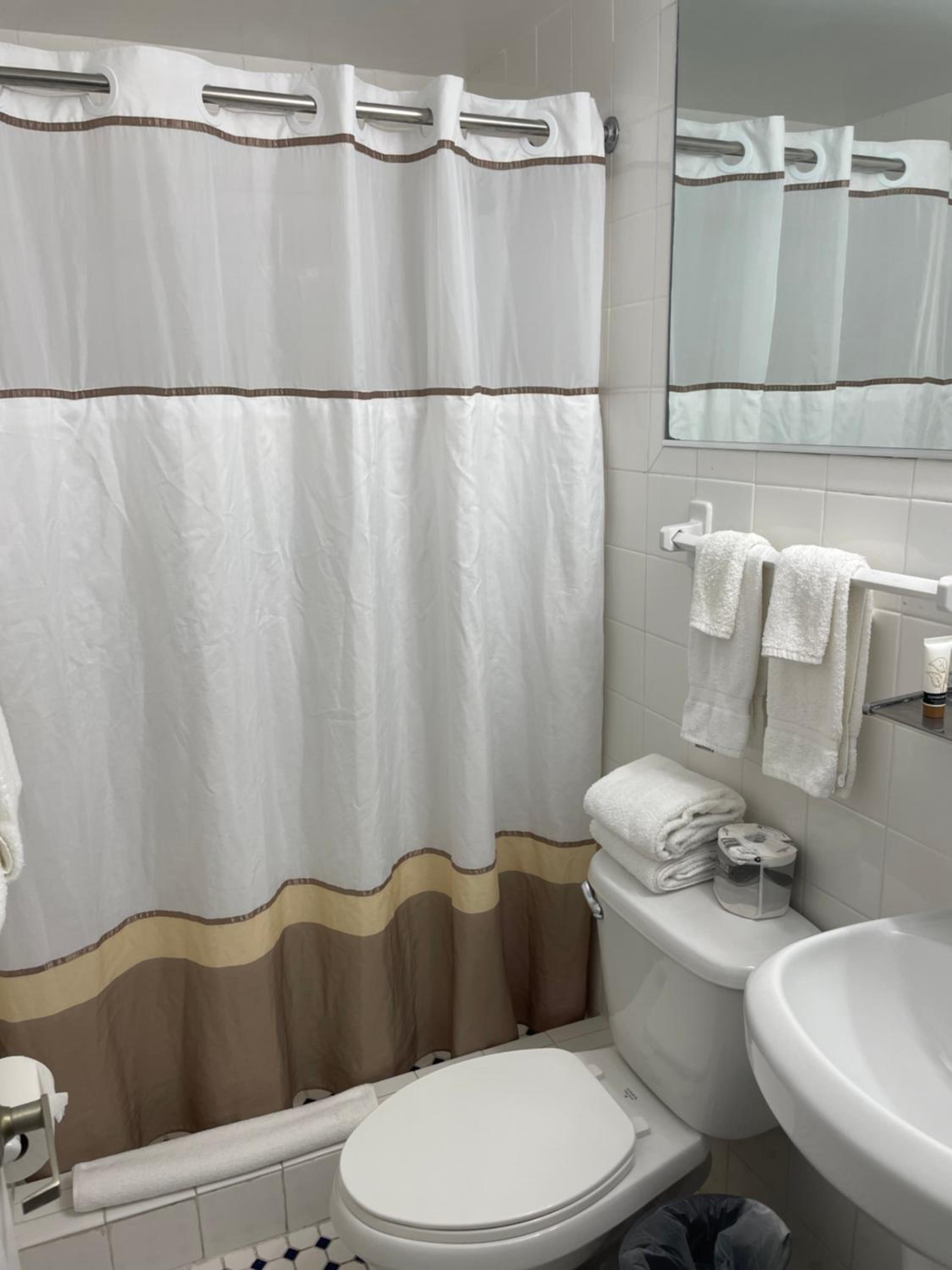 Standard Double Hotel Room with Two Double Beds - Free Parking - Photo 2