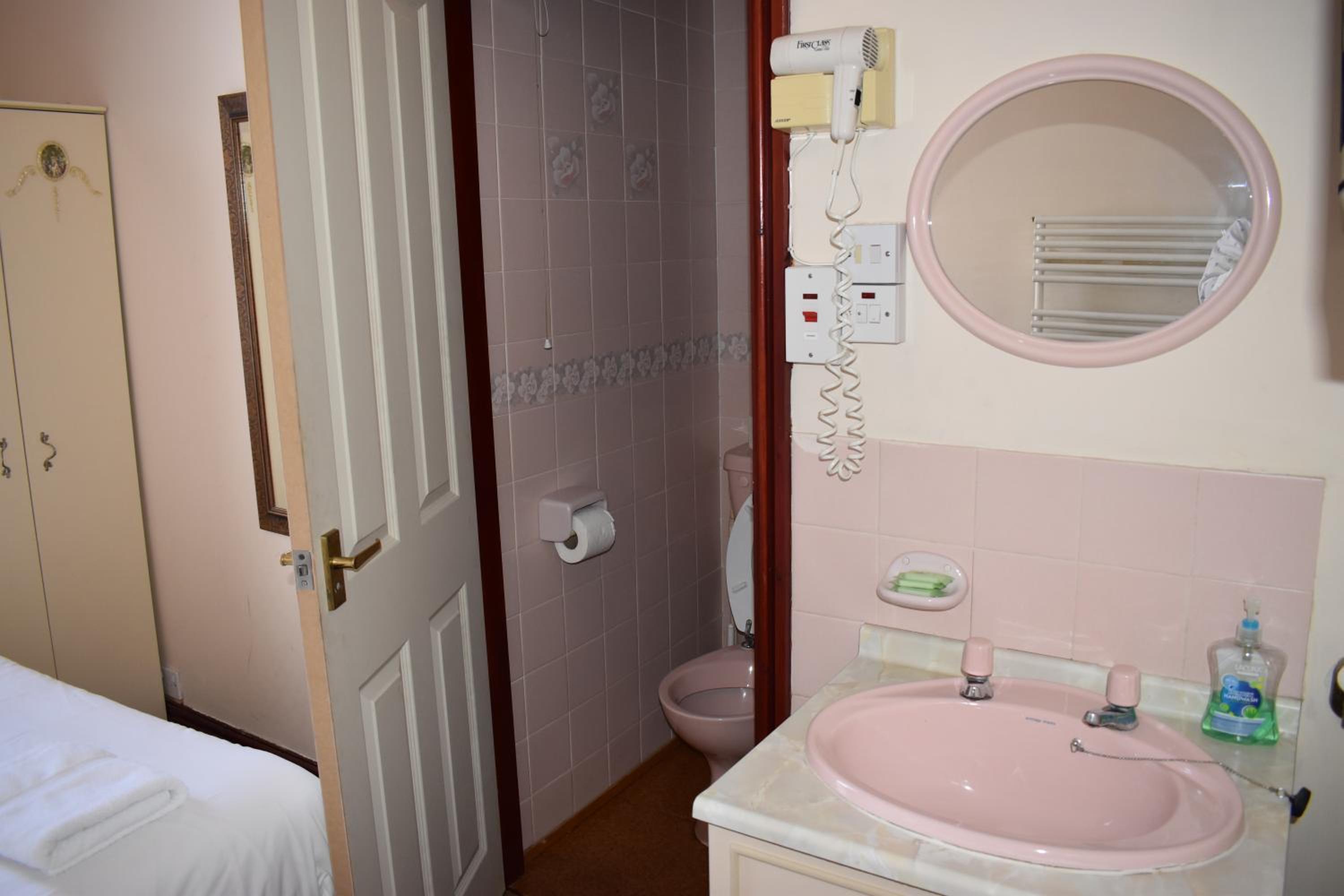 Double Room with Private Bathroom - Photo 7
