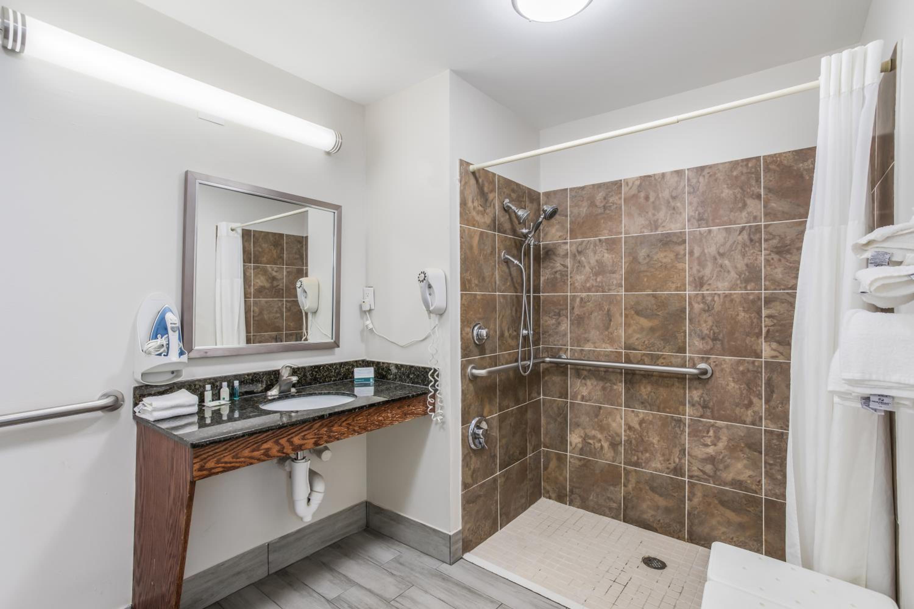 Superior King Room with Roll in Shower - Accessible/Non-Smoking - Photo 2