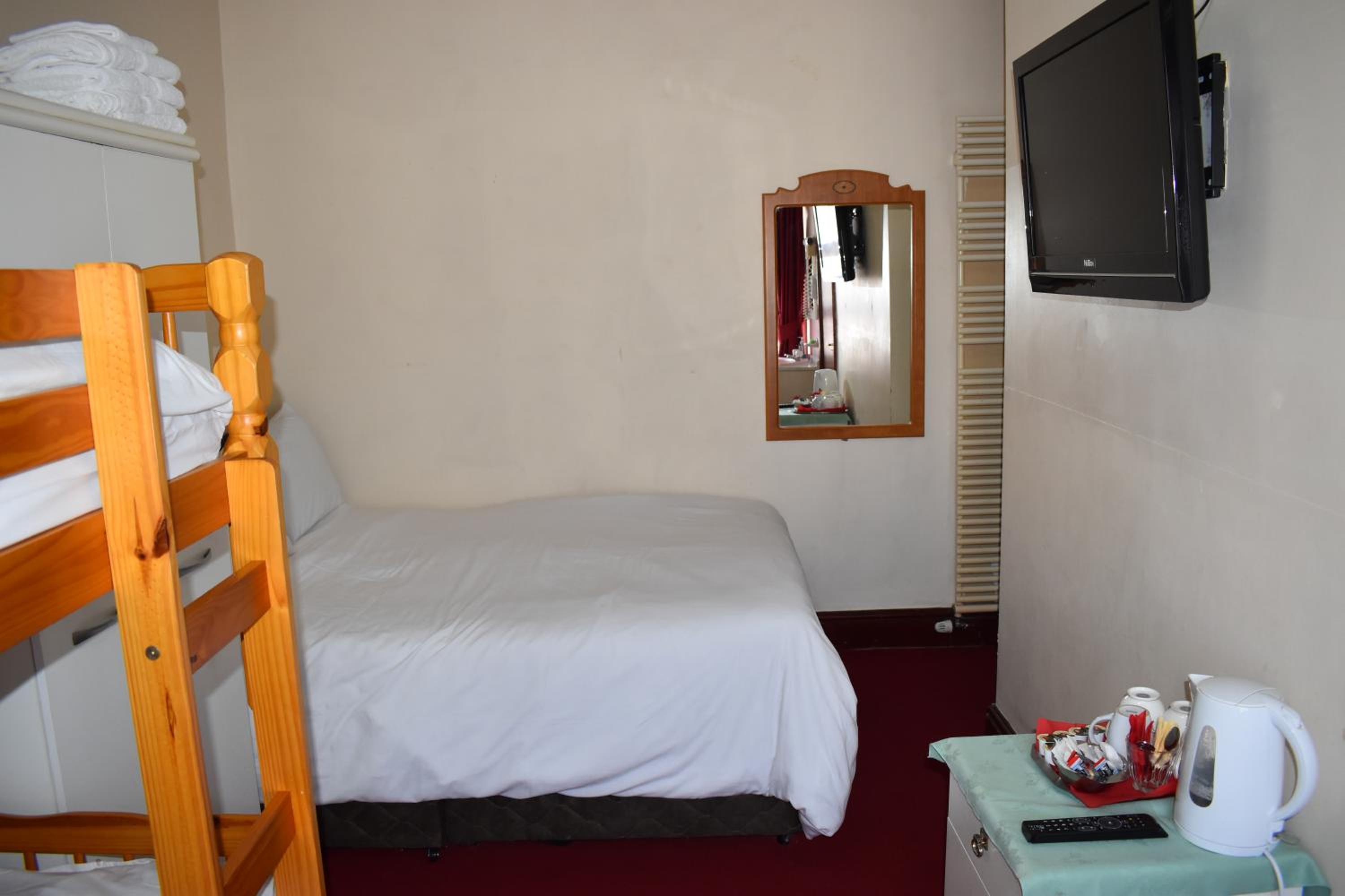 Double Room with Private Bathroom - Photo 2