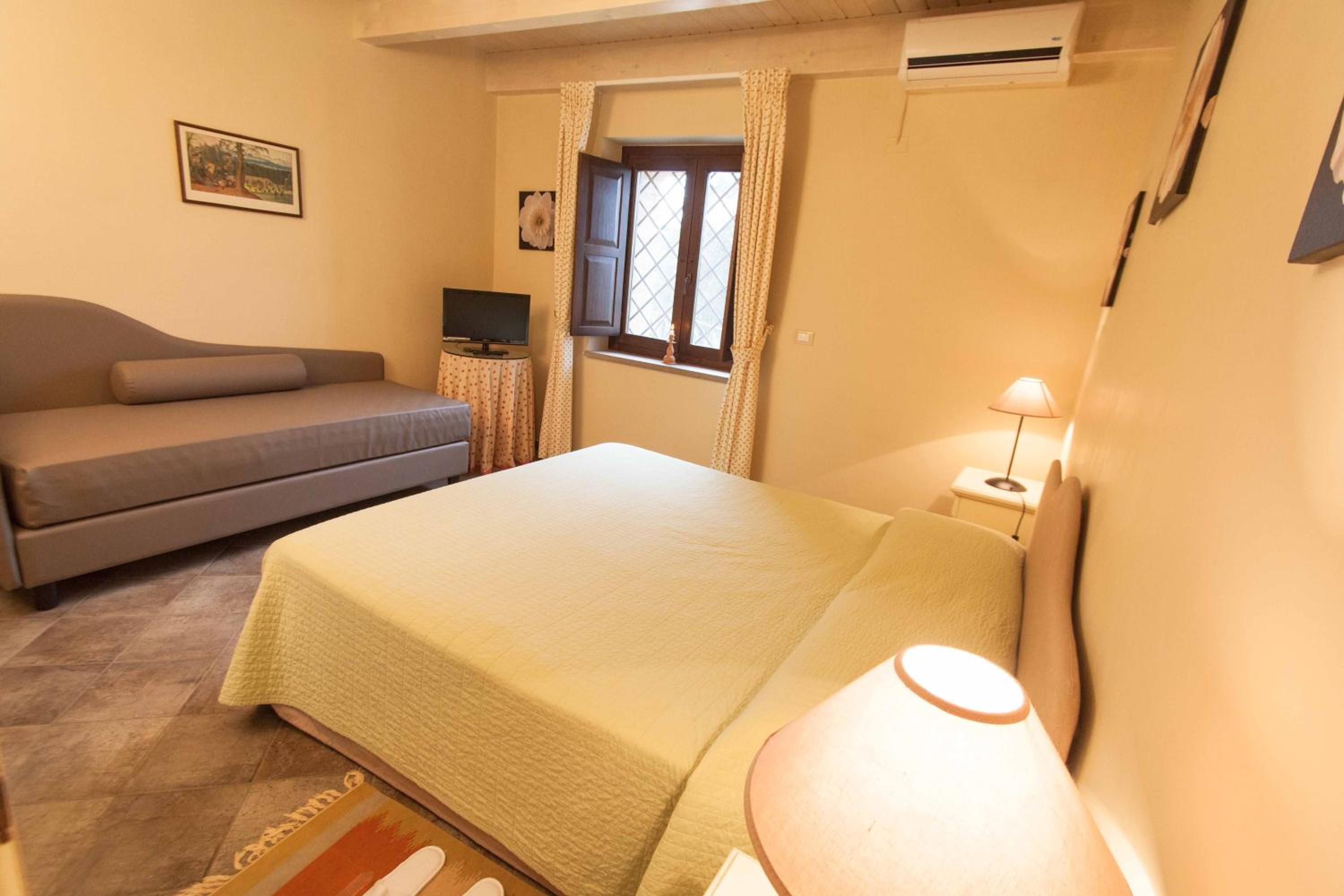 Superior One-Bedroom Apartment - Photo 1