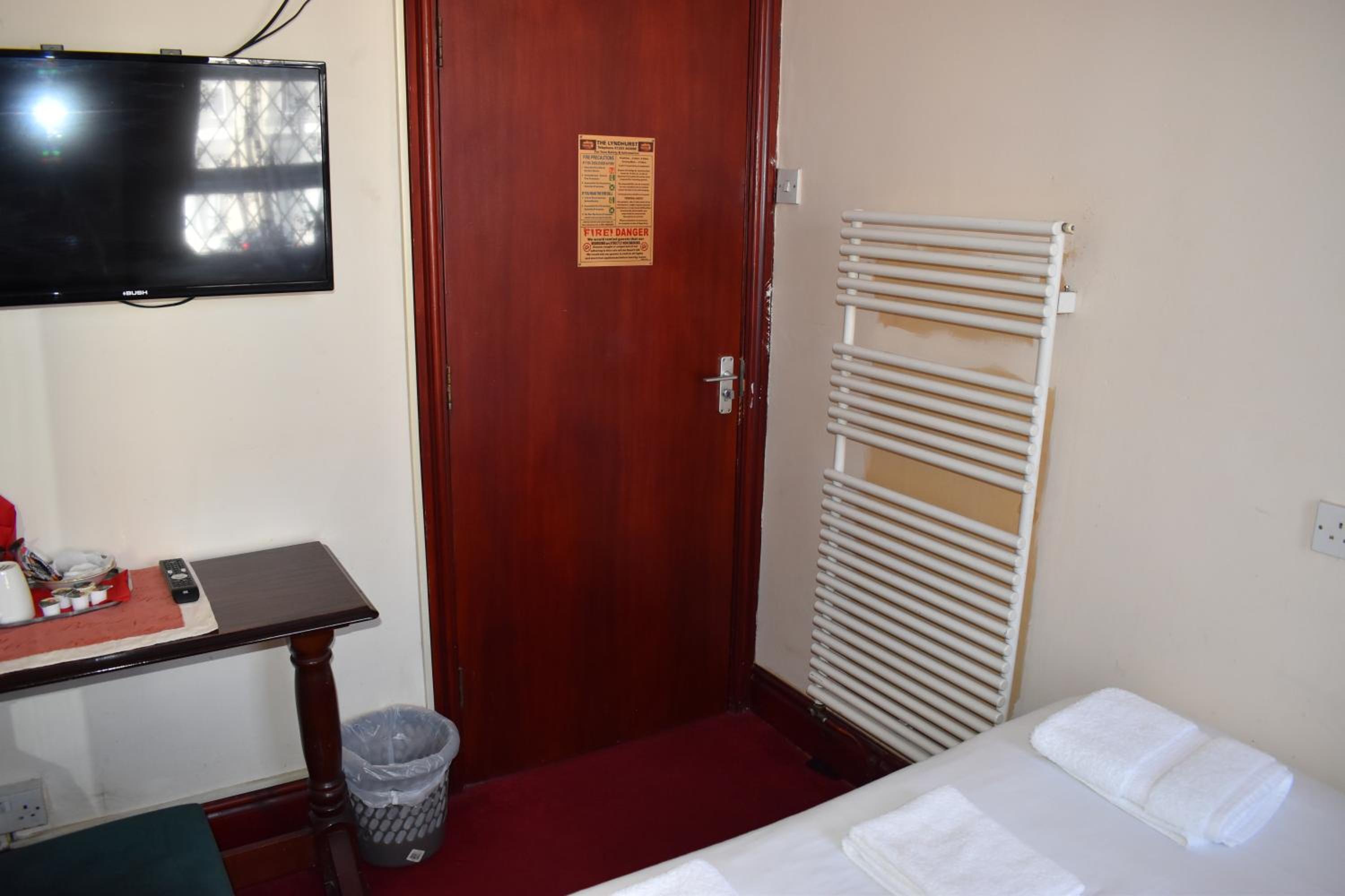 Double Room with Private Bathroom - Photo 9