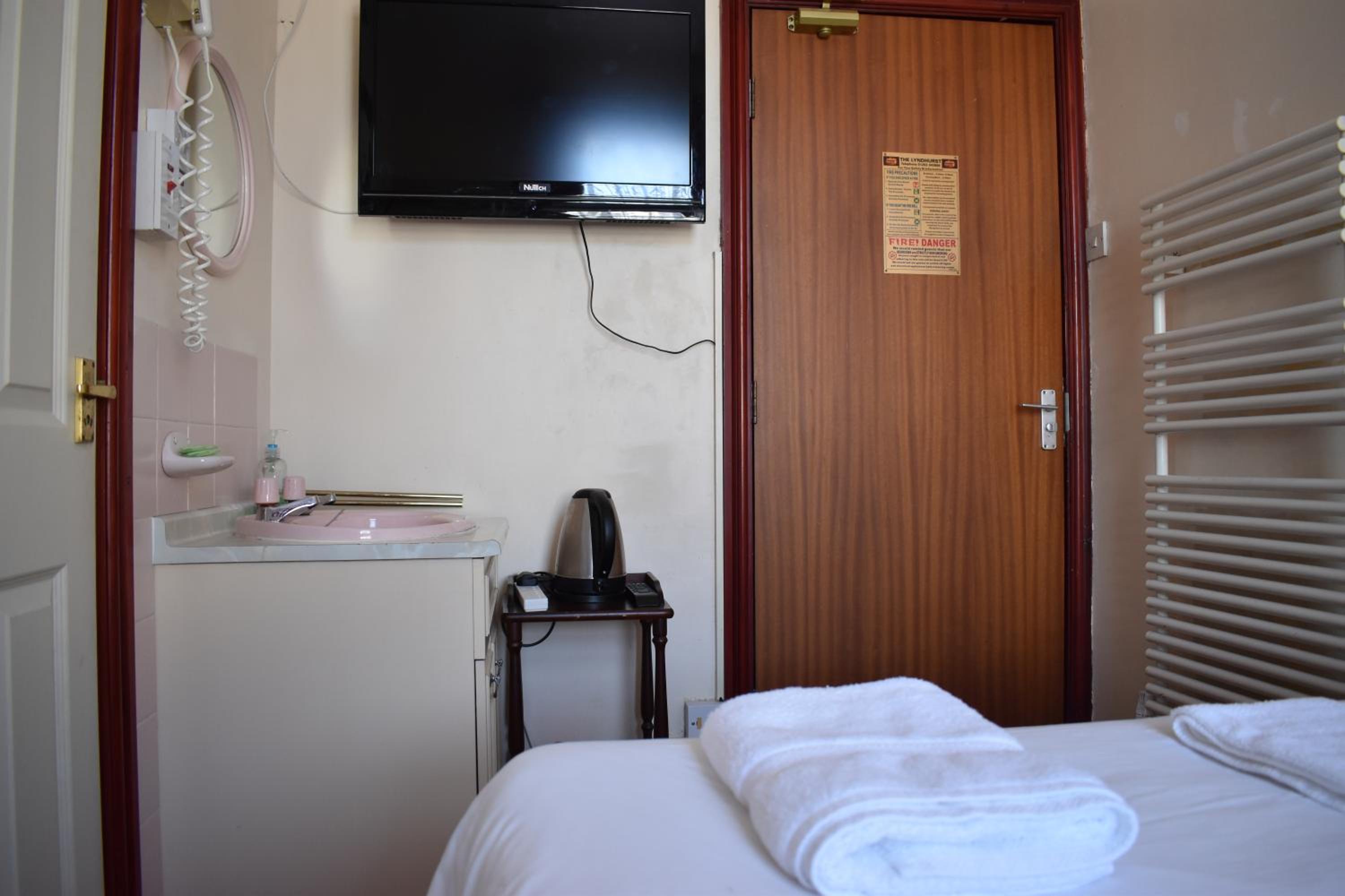 Double Room with Private Bathroom - Photo 10