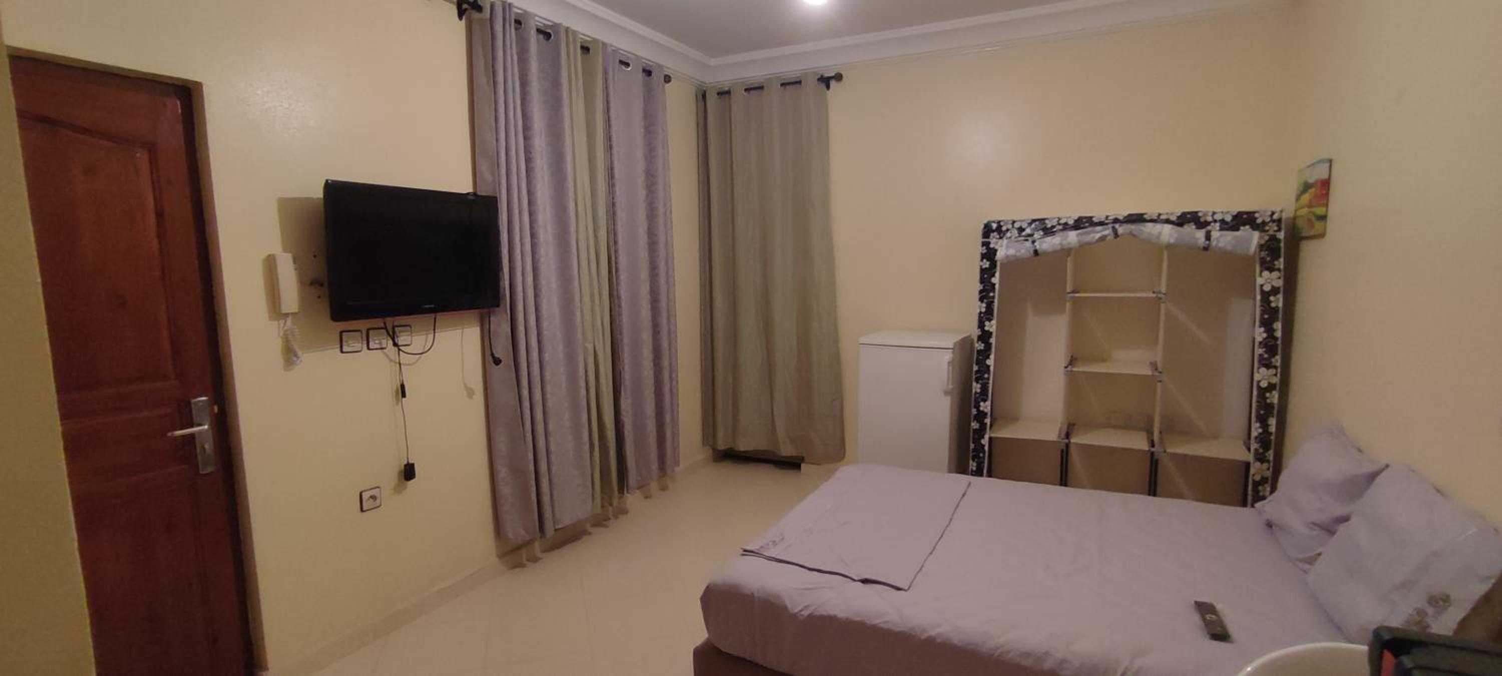 One-Bedroom Apartment photo 1