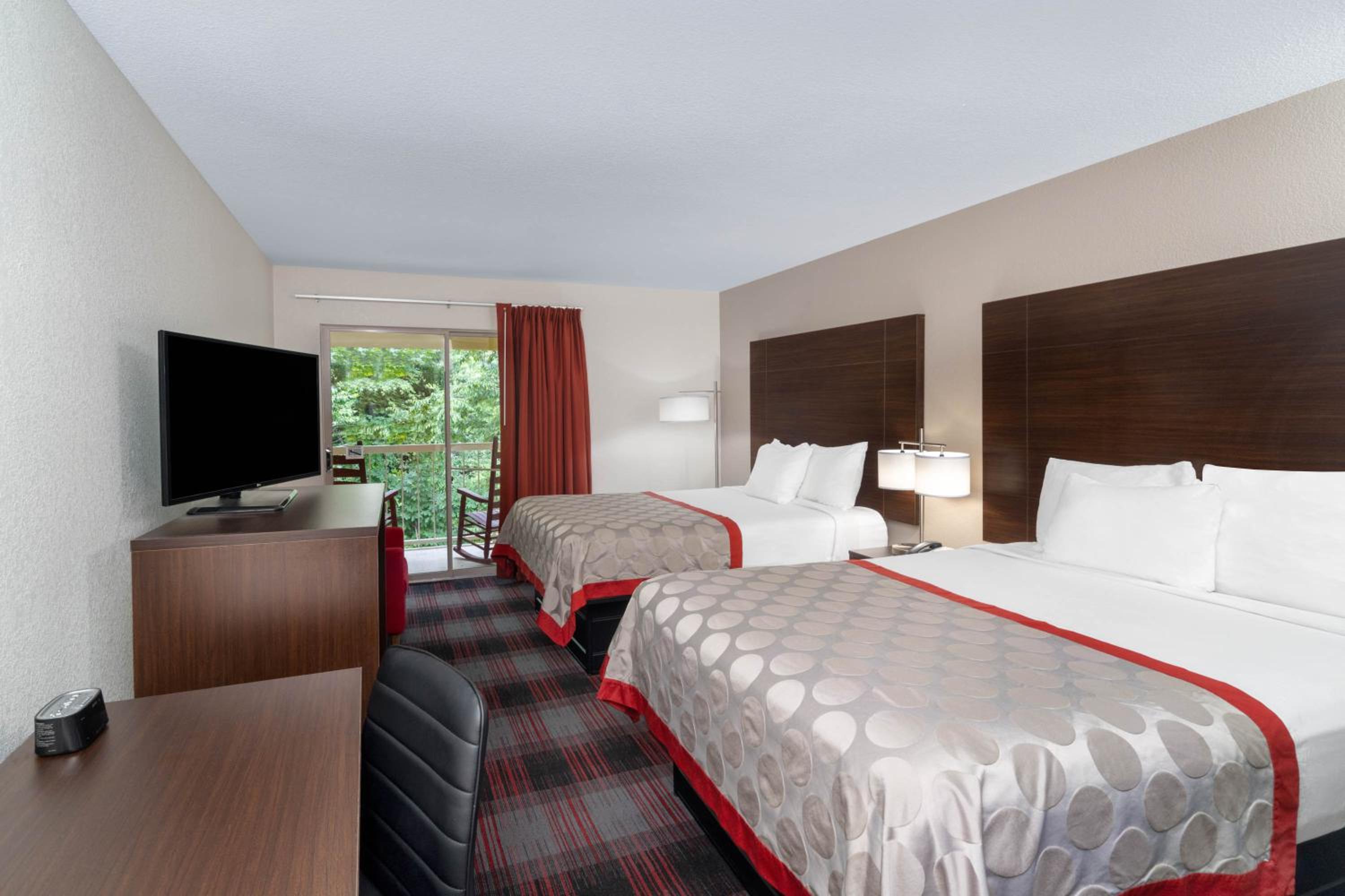 Queen Room with Two Queen Beds and Creek View - Non-Smoking