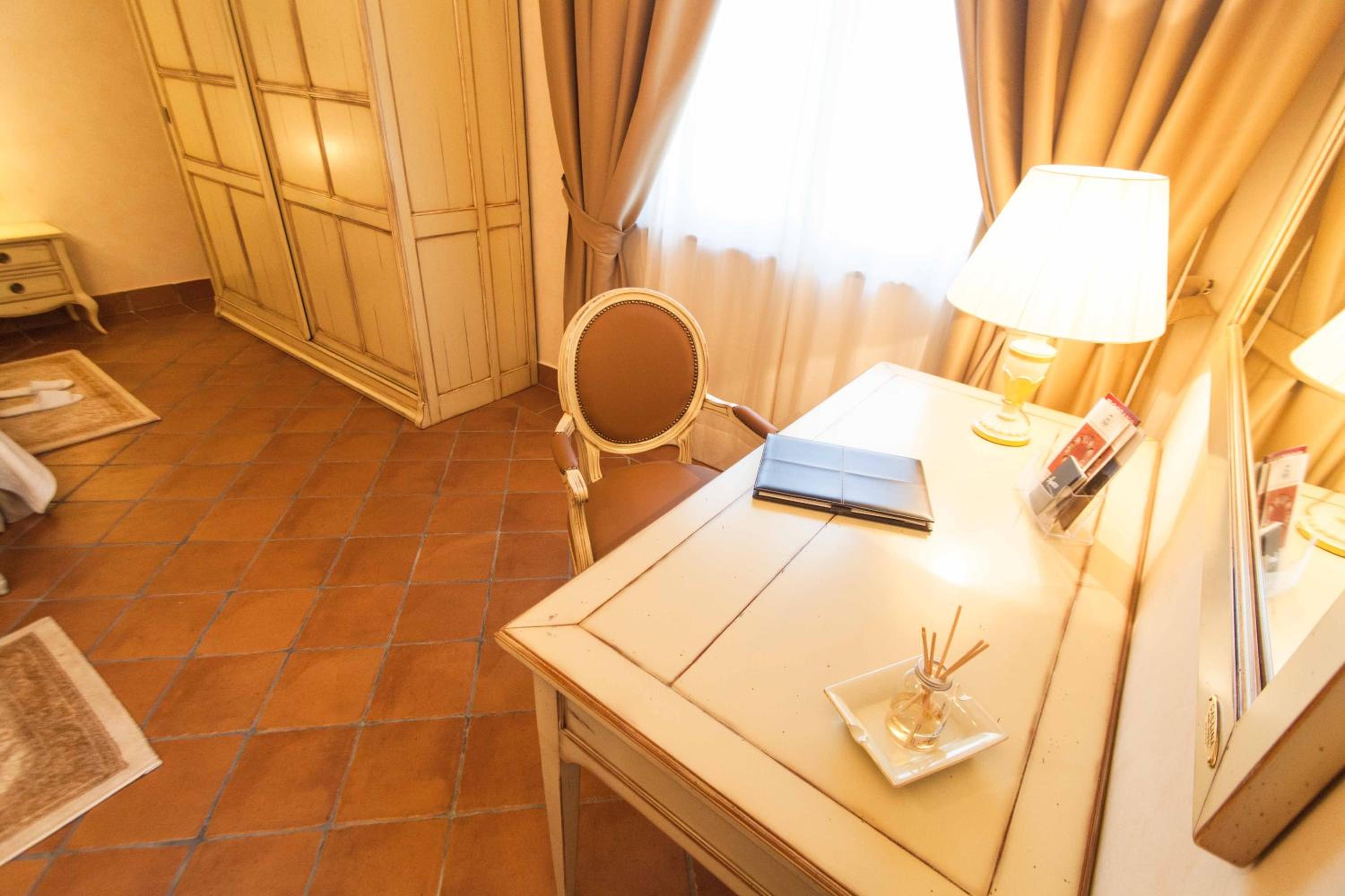 Superior Suite - Photo 23