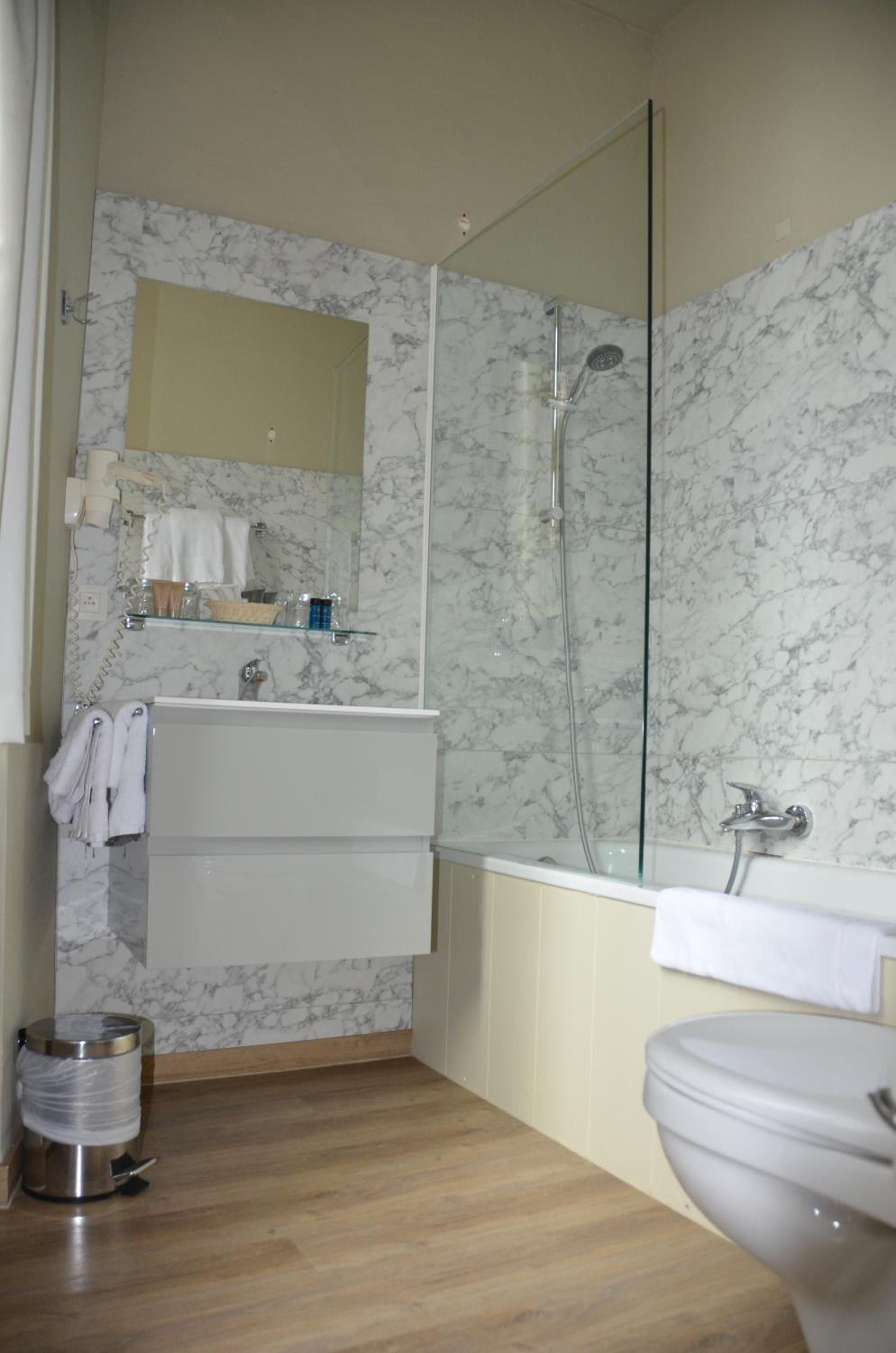 Standard Room with Canal View - Photo 4