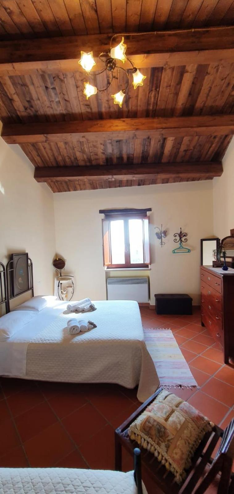 Quadruple Room with Private Bathroom - Photo 11