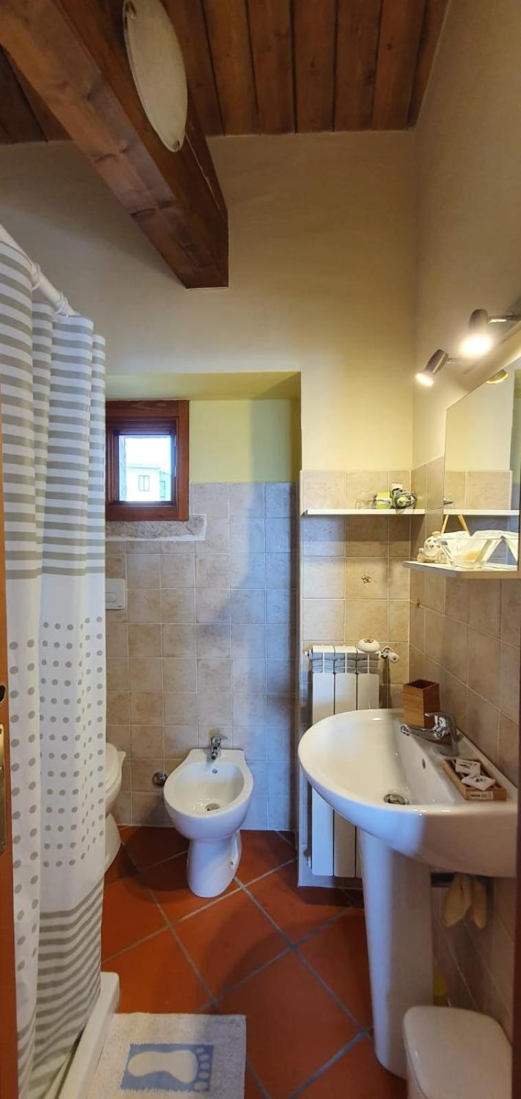 Quadruple Room with Private Bathroom - Photo 6