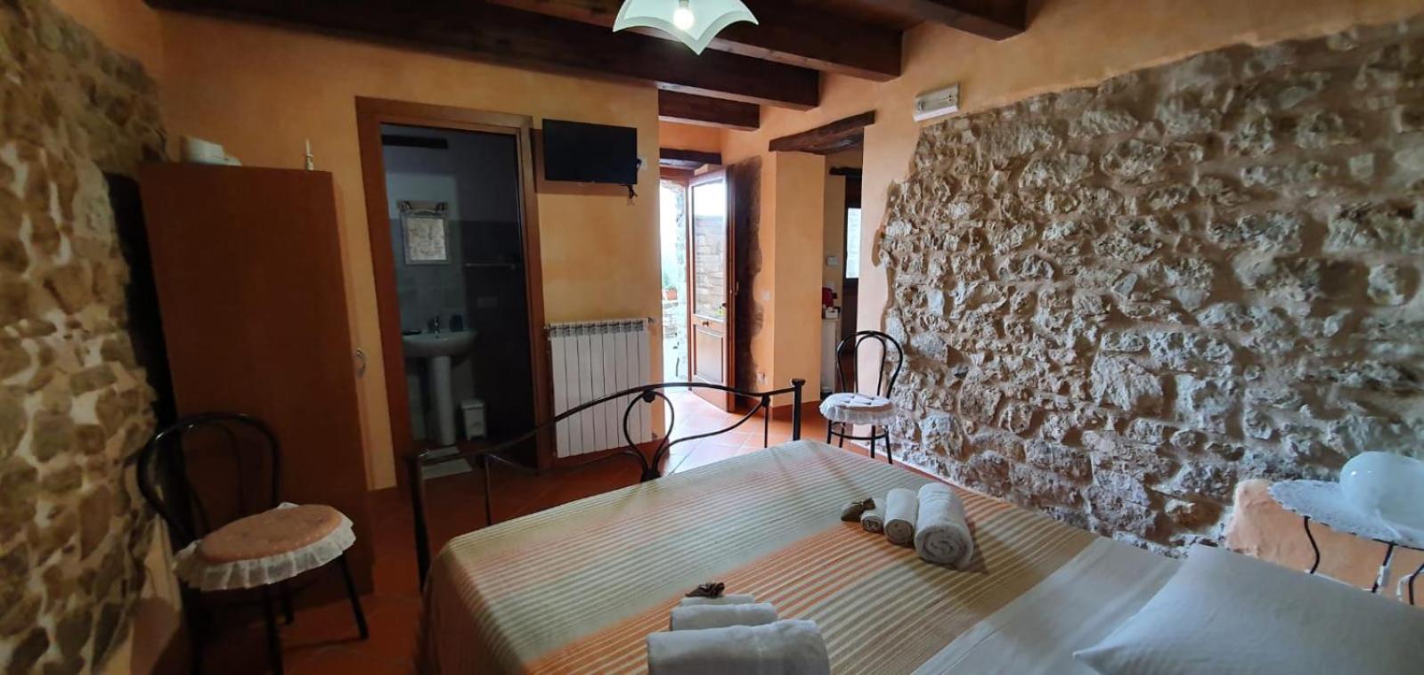Quadruple Room with Private Bathroom - Photo 2