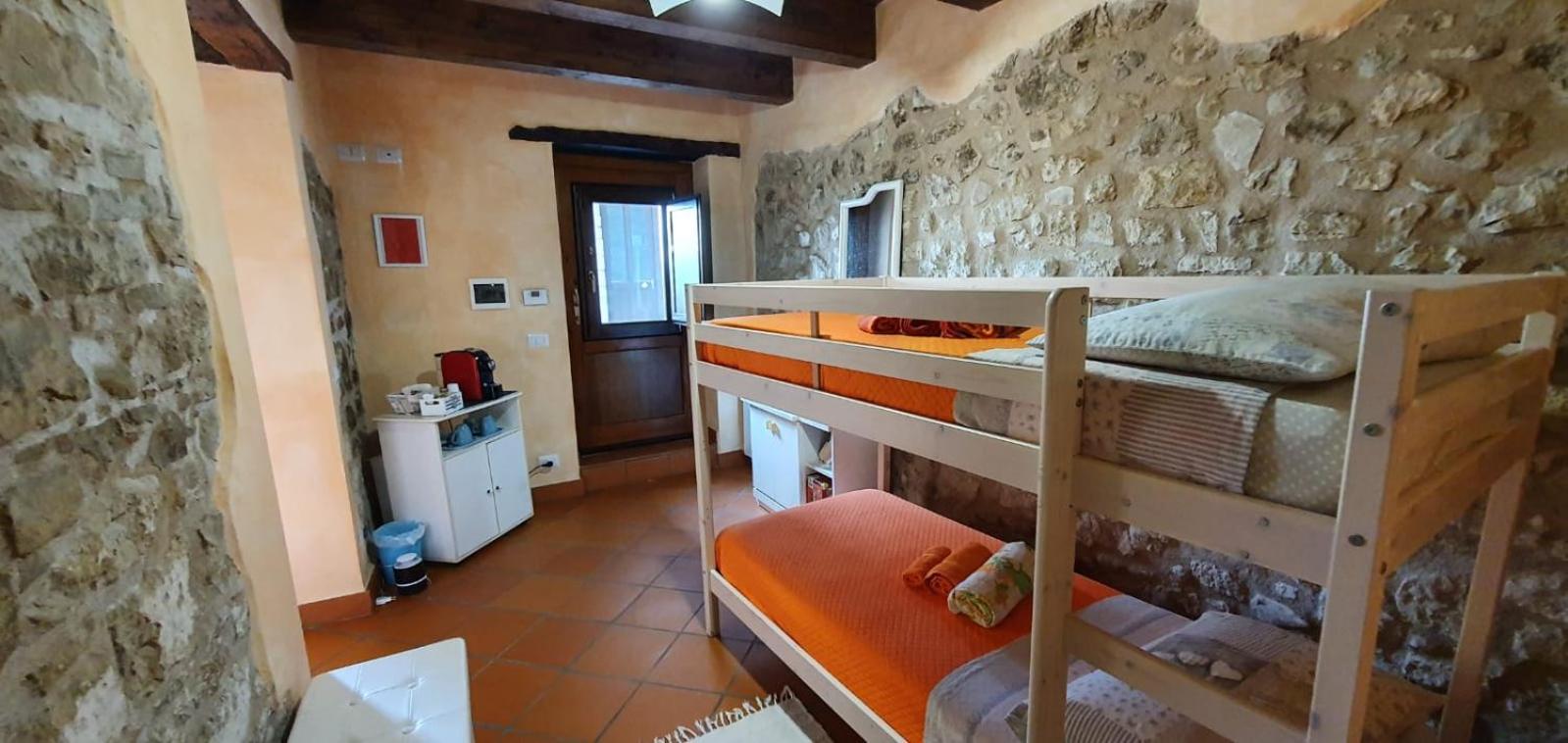 Quadruple Room with Private Bathroom - Photo 3