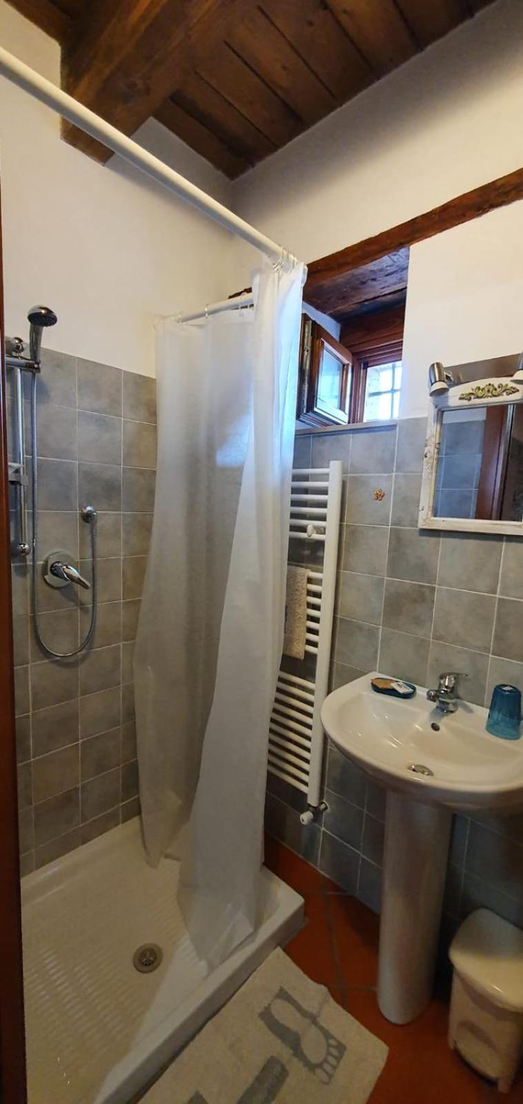 Quadruple Room with Private Bathroom - Photo 10