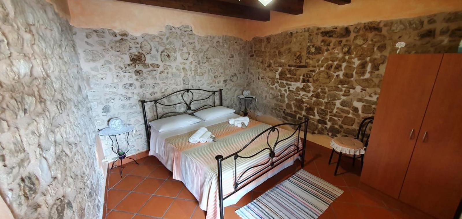 Large Double or Twin Room - Photo 2