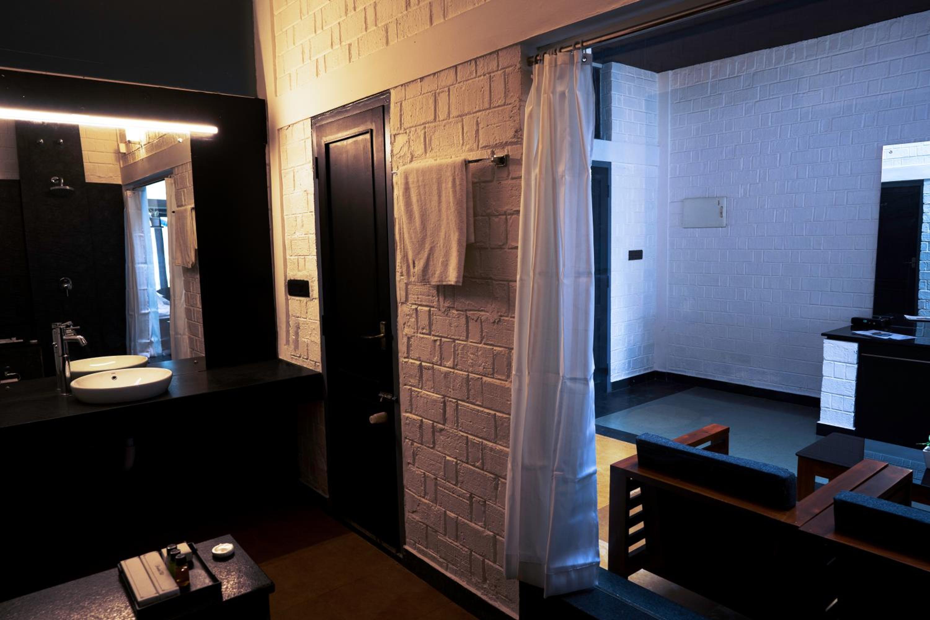 Deluxe Double Room with Balcony photo 3