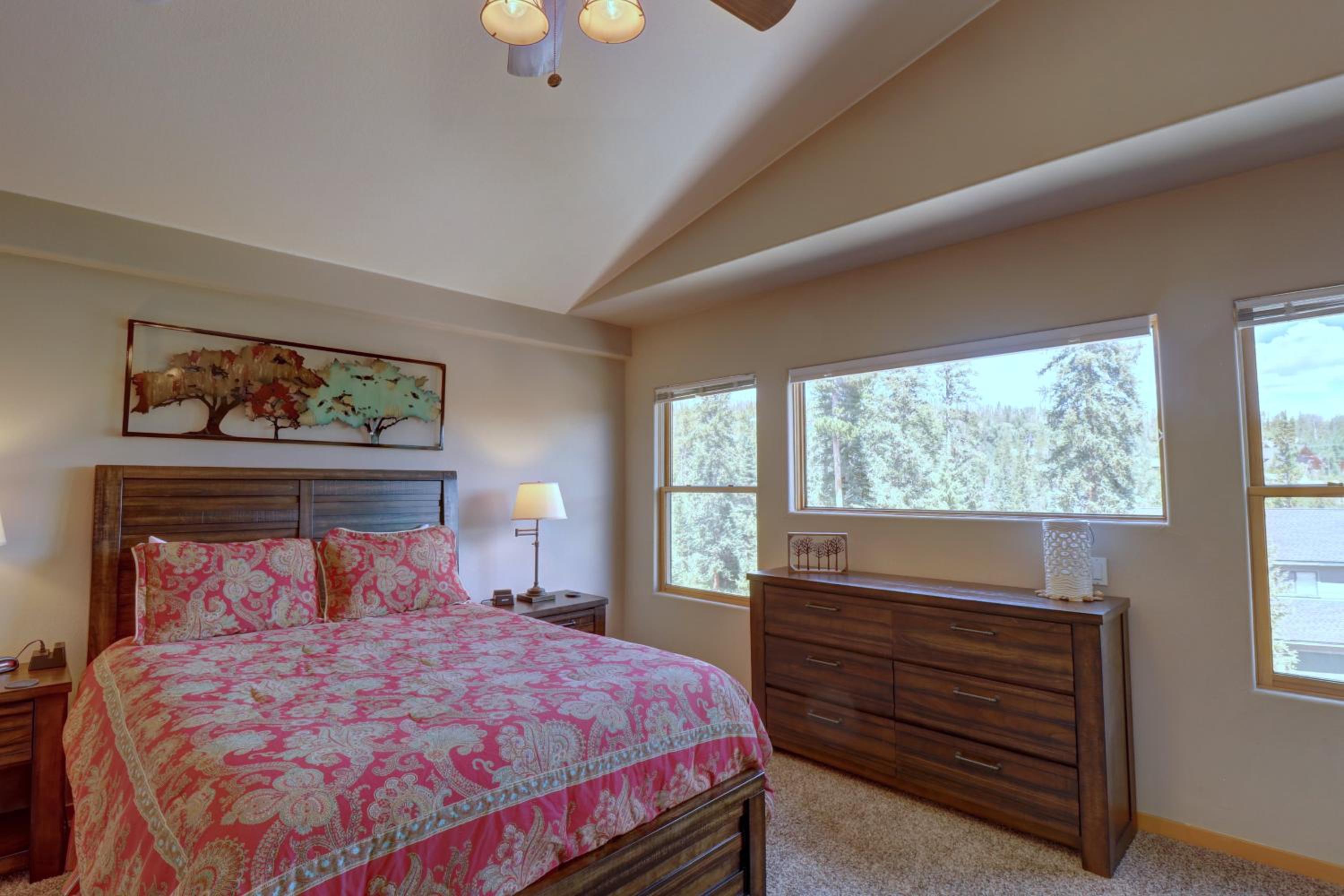 Six-Bedroom House photo 3