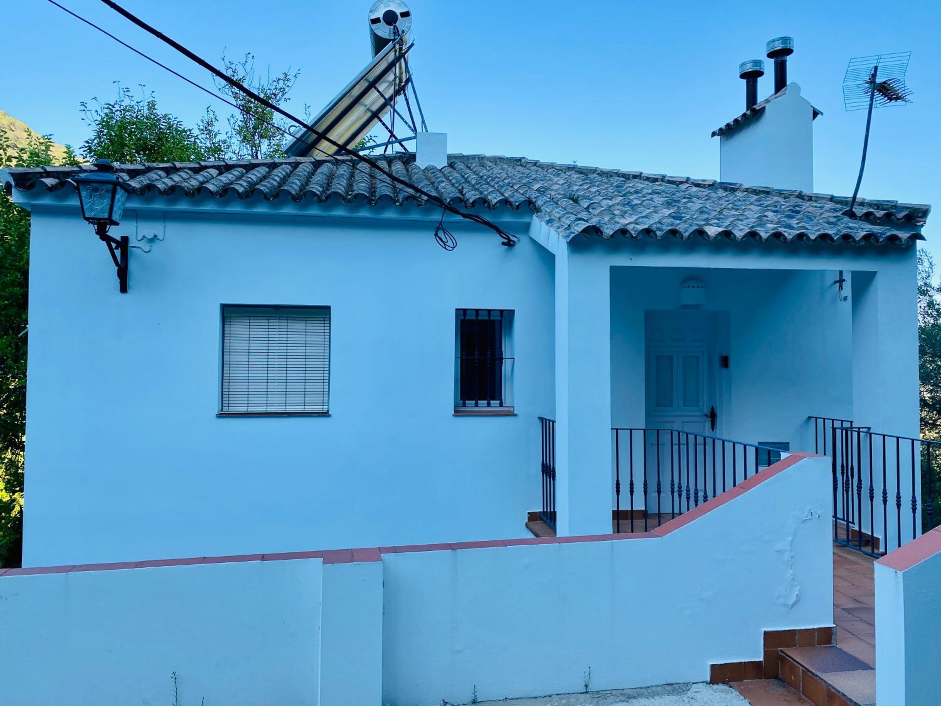 Casa de dos habitaciones con balcón.