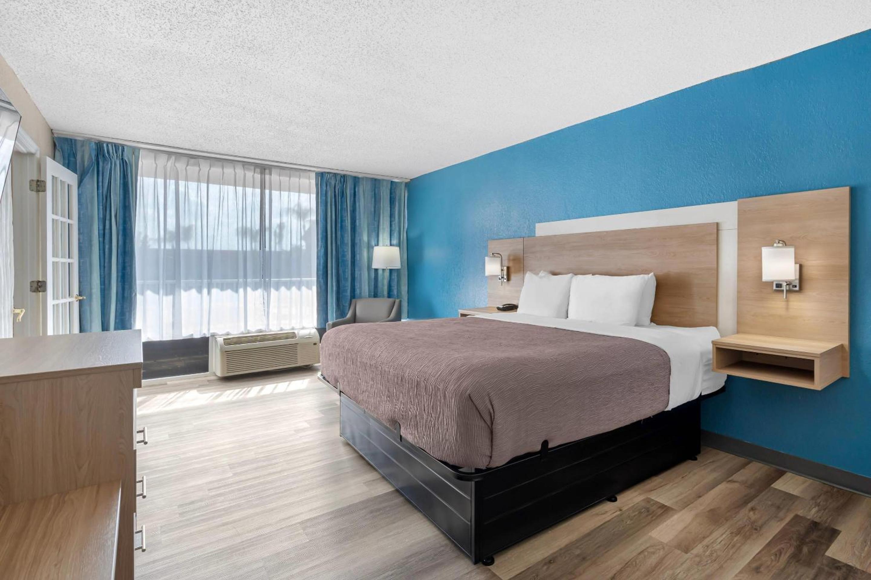 King Suite with Living room - Non Smoking/Exterior Hall