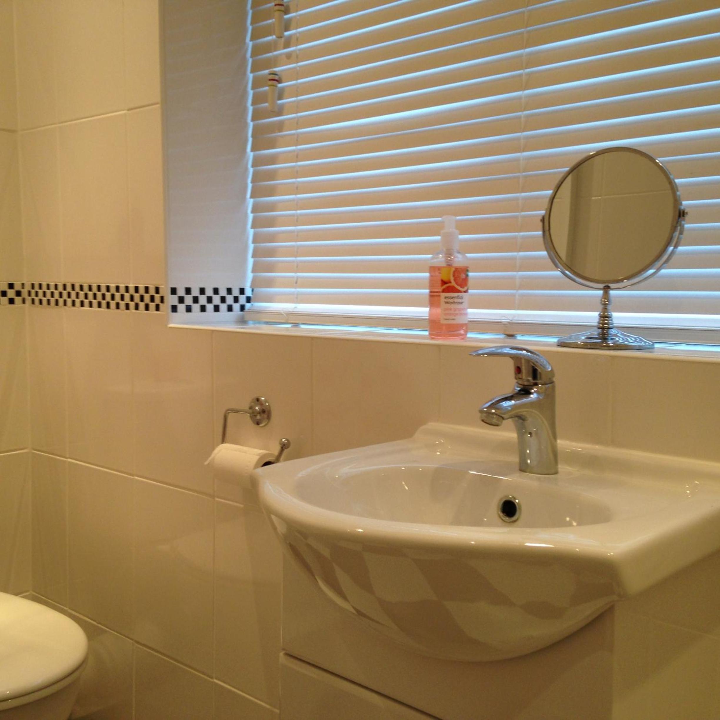 Twin Room with Bathroom photo 2