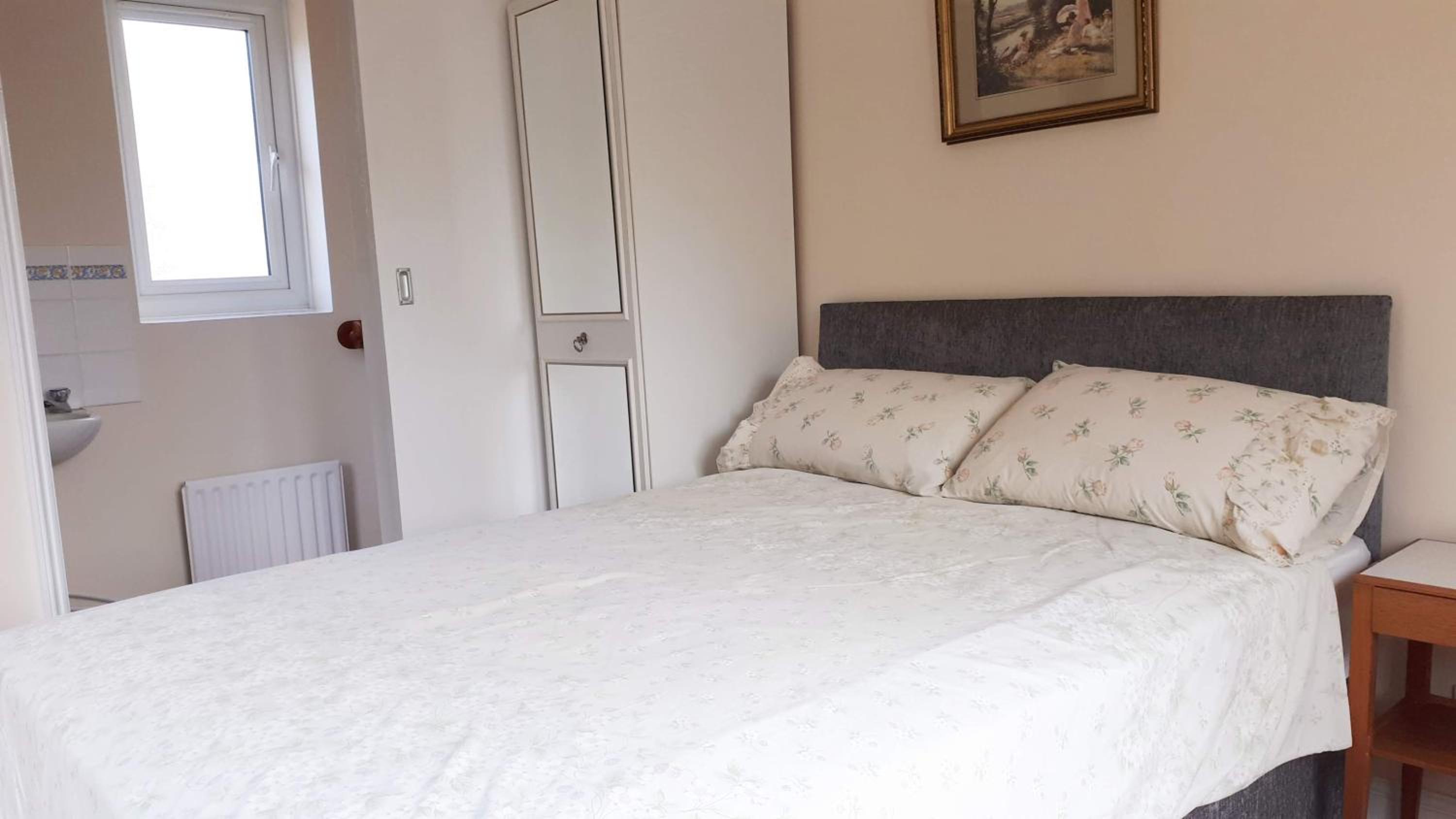 Double Room with Private Bathroom - Photo 1