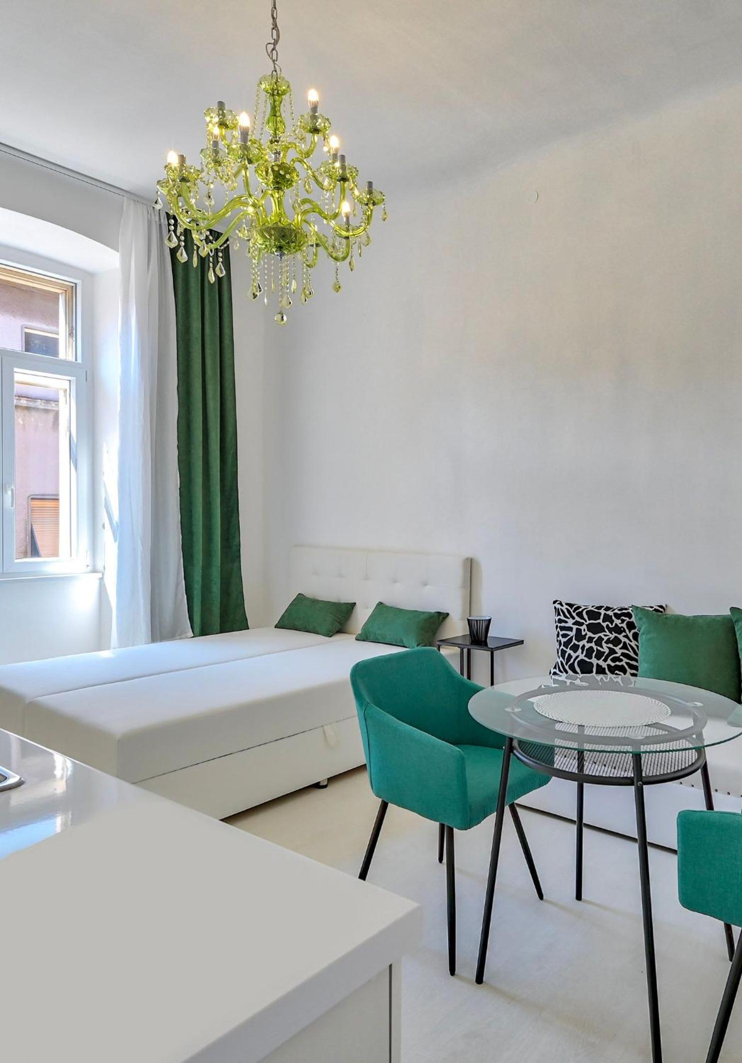Studio Apartment - Photo 1