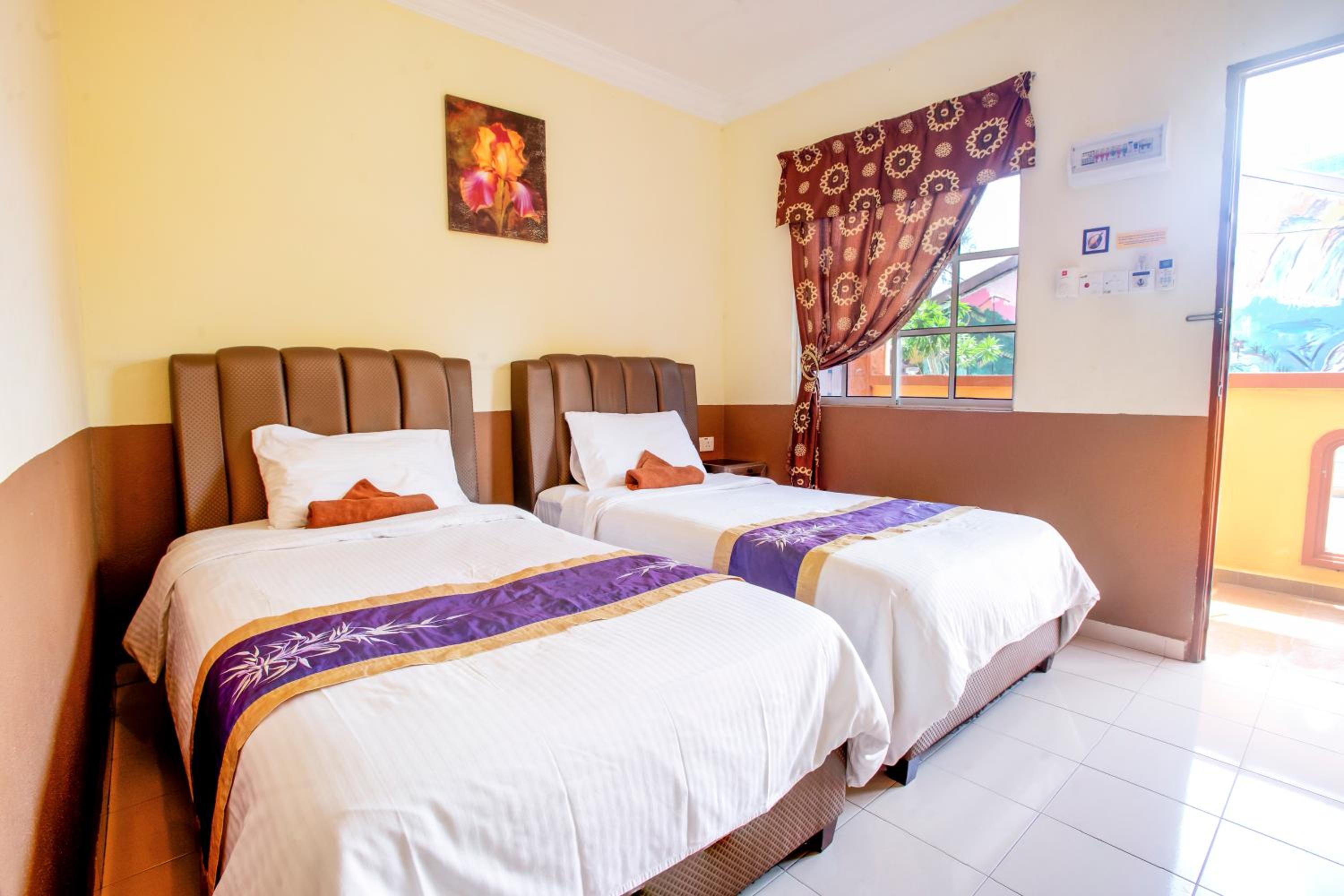 Twin Room with Pool View photo 2