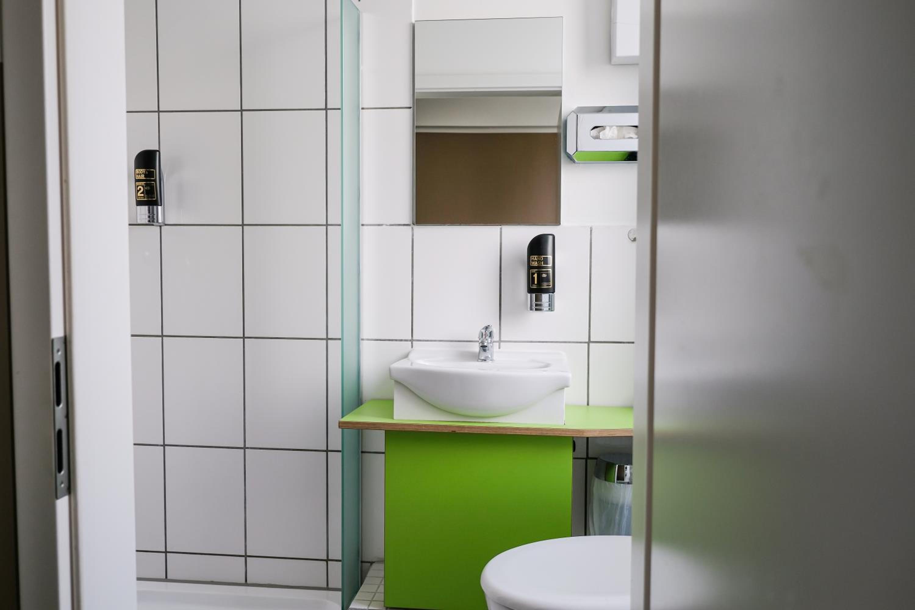 Double Room with Private Bathroom - Photo 21