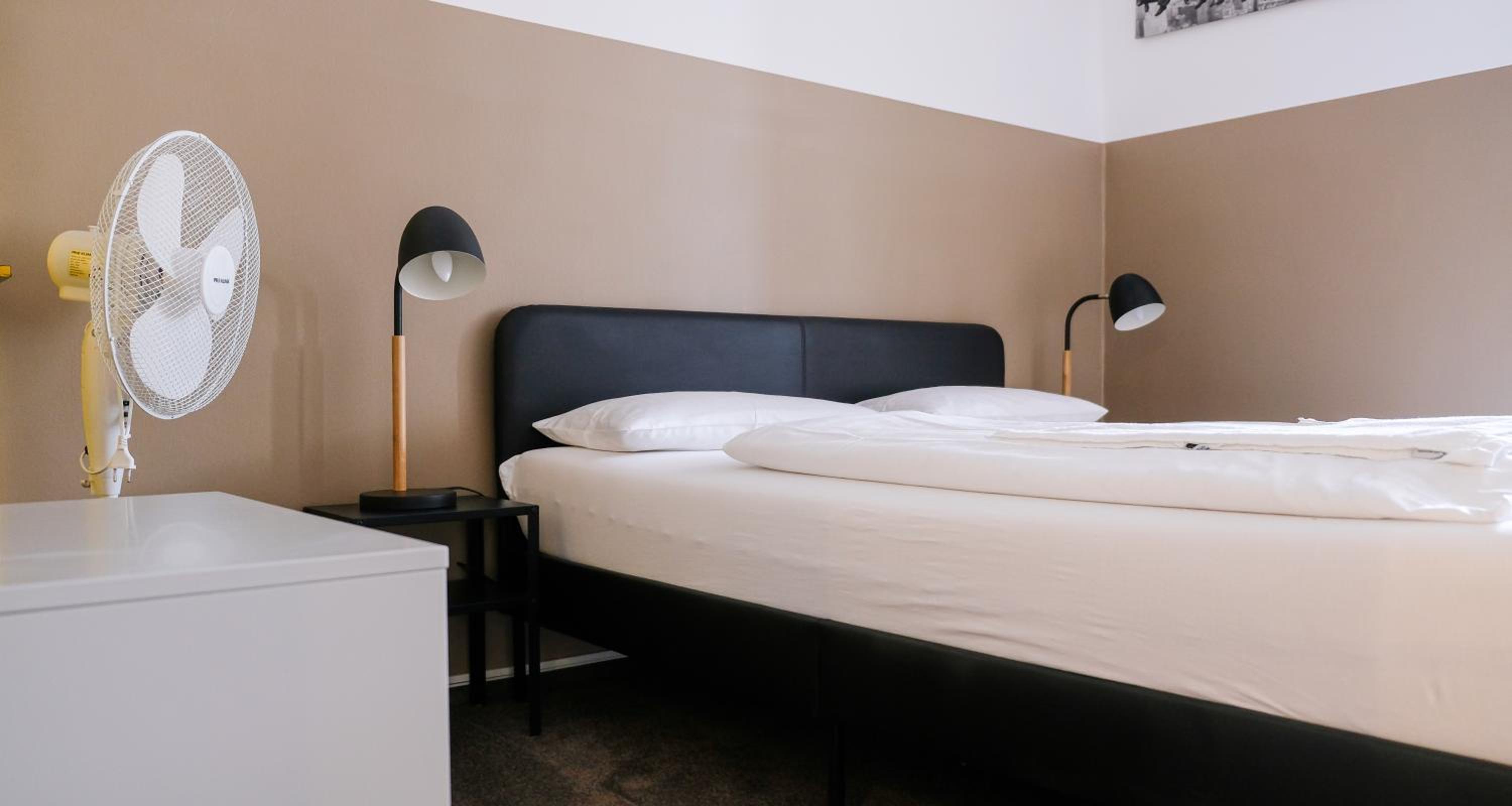 Double Room with Private Bathroom - Photo 25