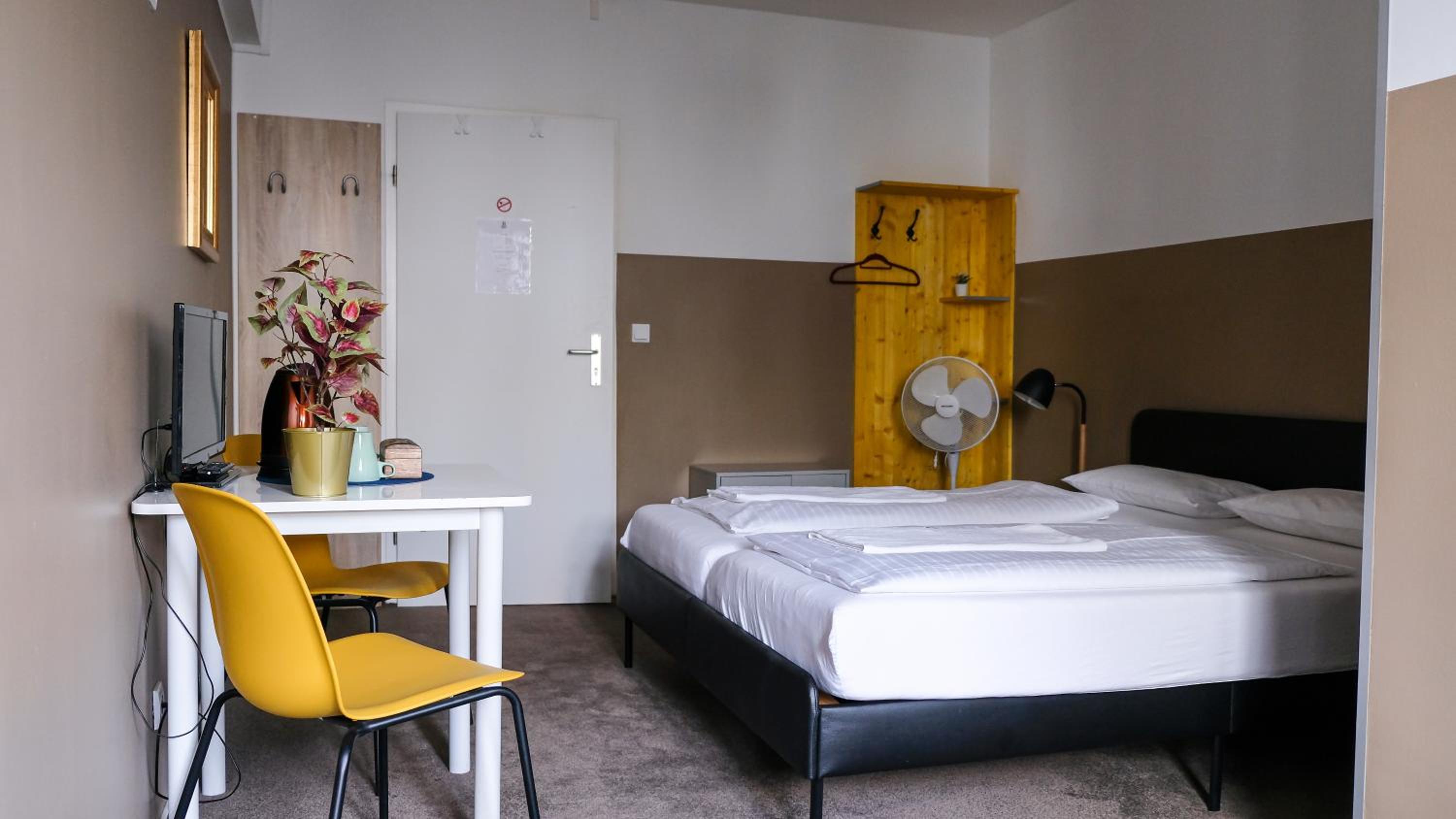 Double Room with Private Bathroom - Photo 19
