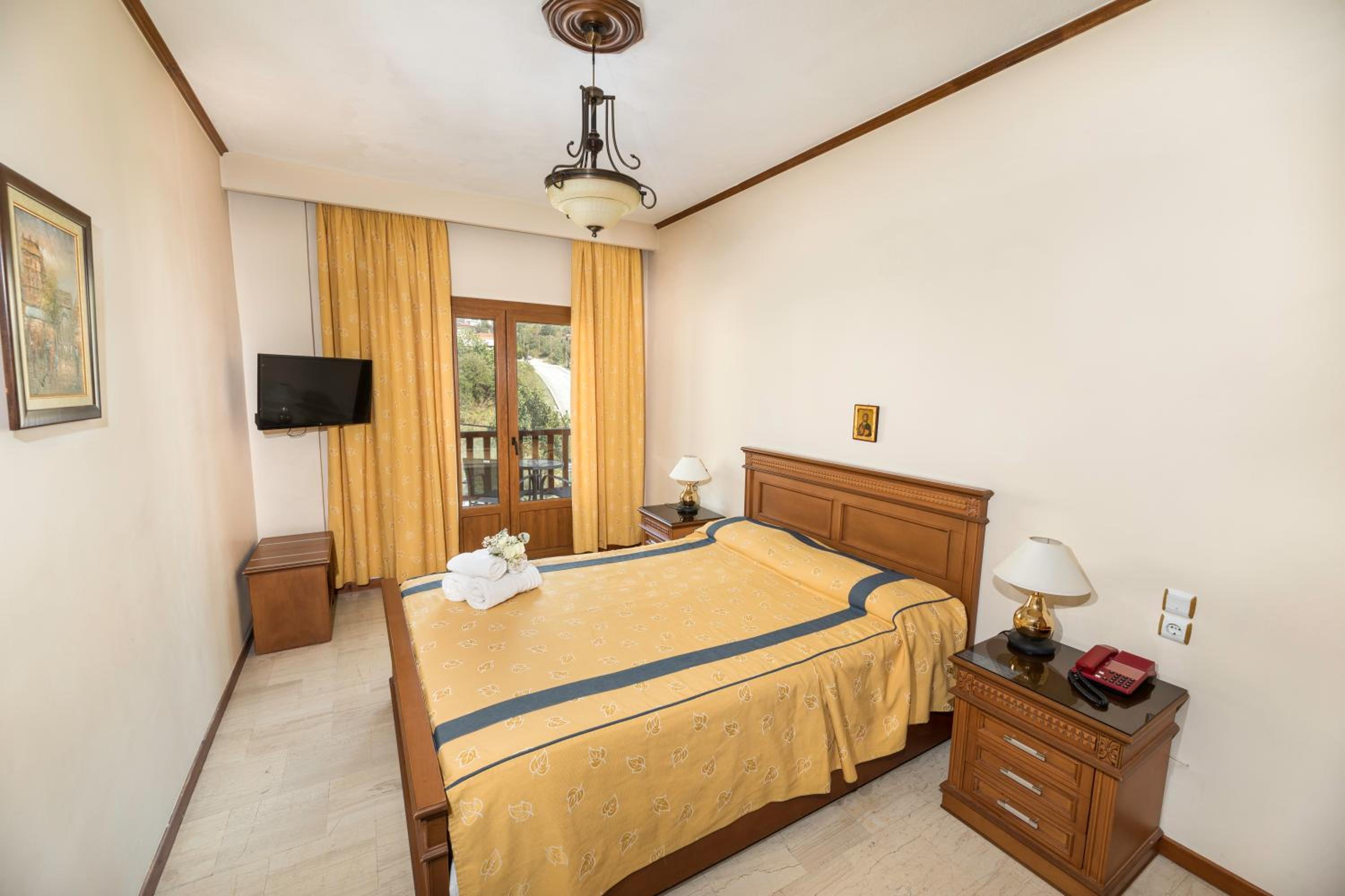 Double or Twin Room with Meteora View - Photo 10