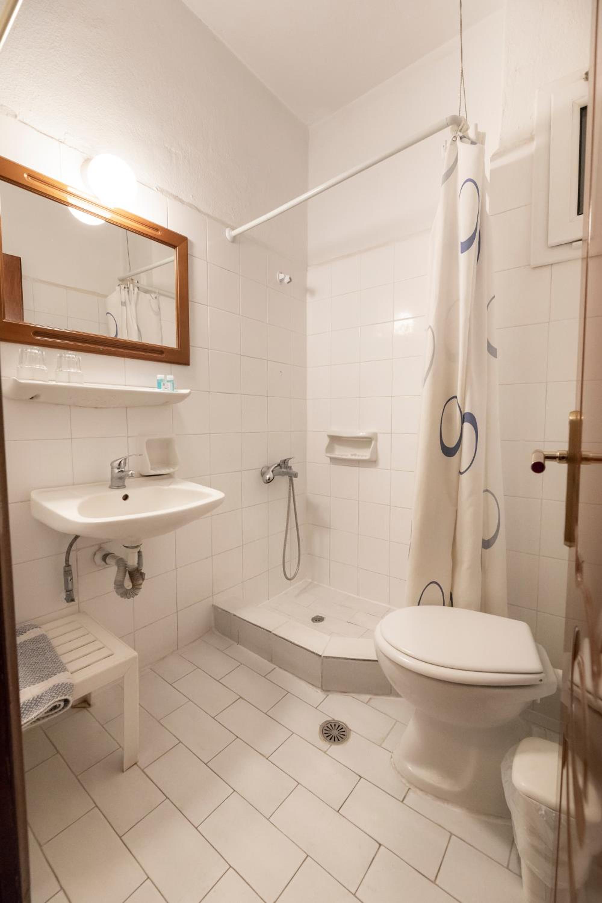 Twin Room with City View - Photo 6