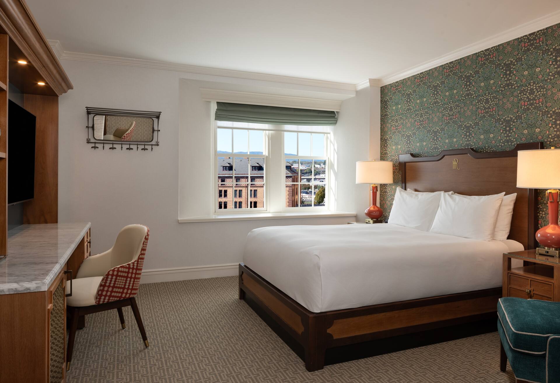 1 Queen Bed