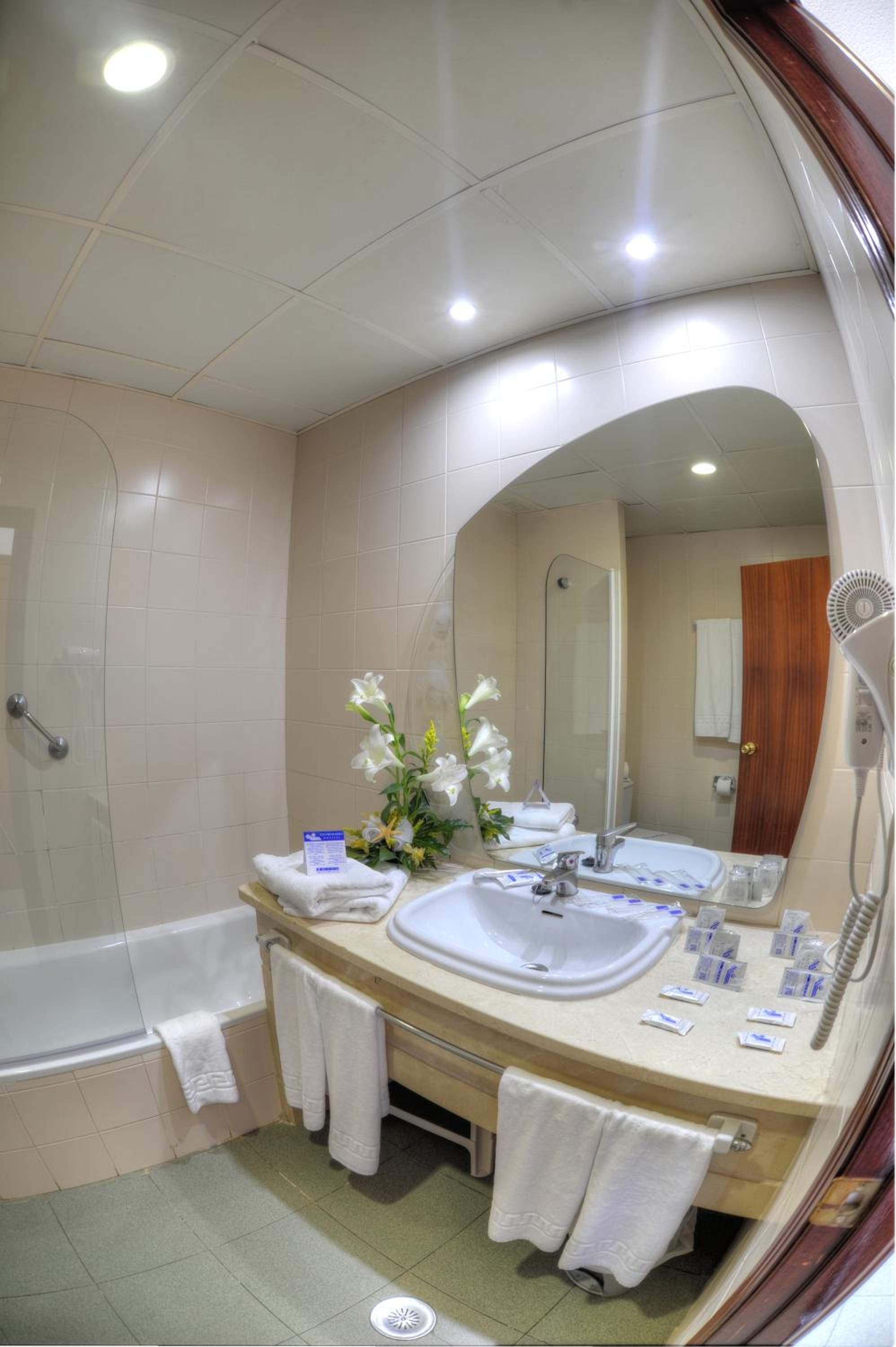 Habitación Doble con Dos Camas Extras (2 Adultos + 2 Niños)