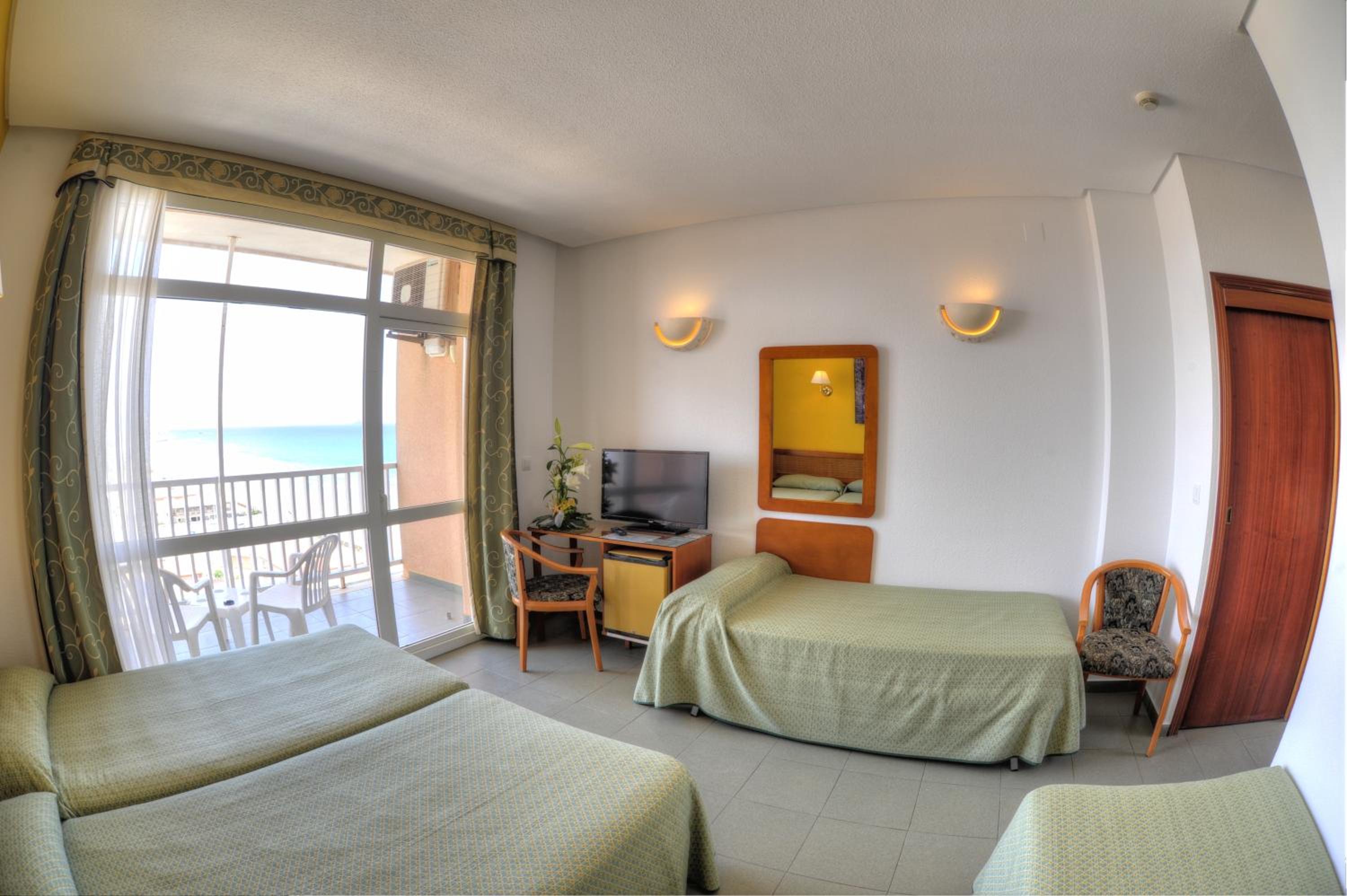 Habitación Doble con Dos Camas Extras (2 Adultos + 2 Niños)