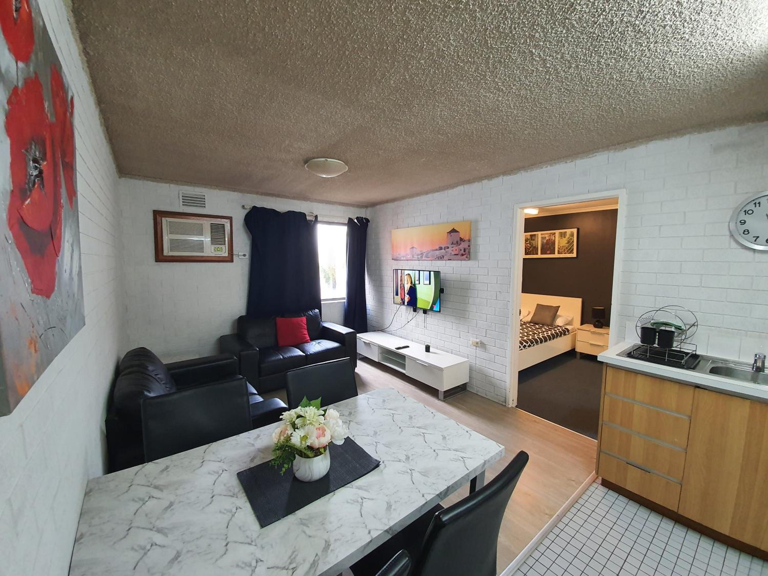 One Bedroom Apartment Twin Bed photo 2