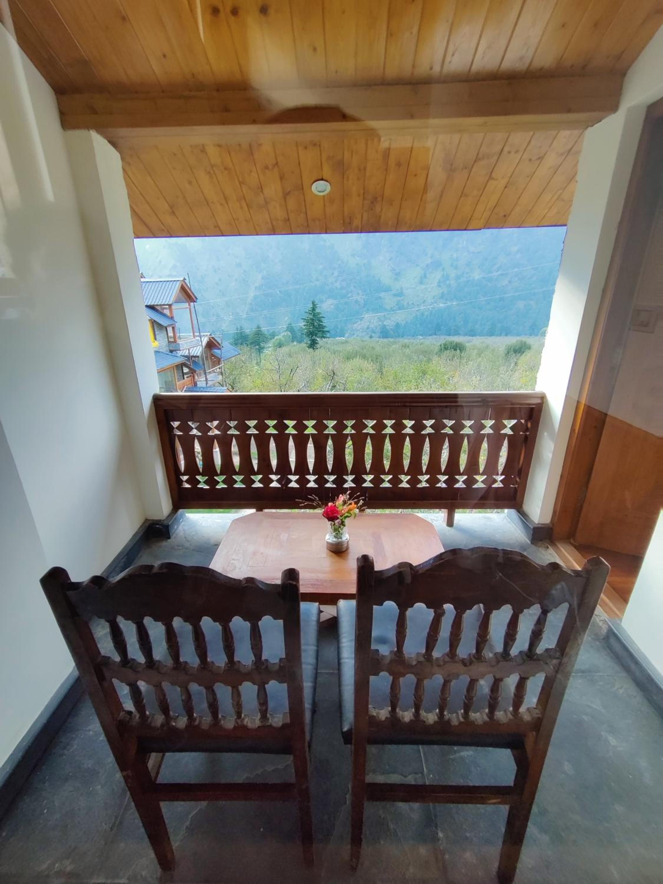 Double Room with Mountain View - Welcome Drink, Complimentary 2pcs Laundry, Late Check out upto 2hrs - Photo 25