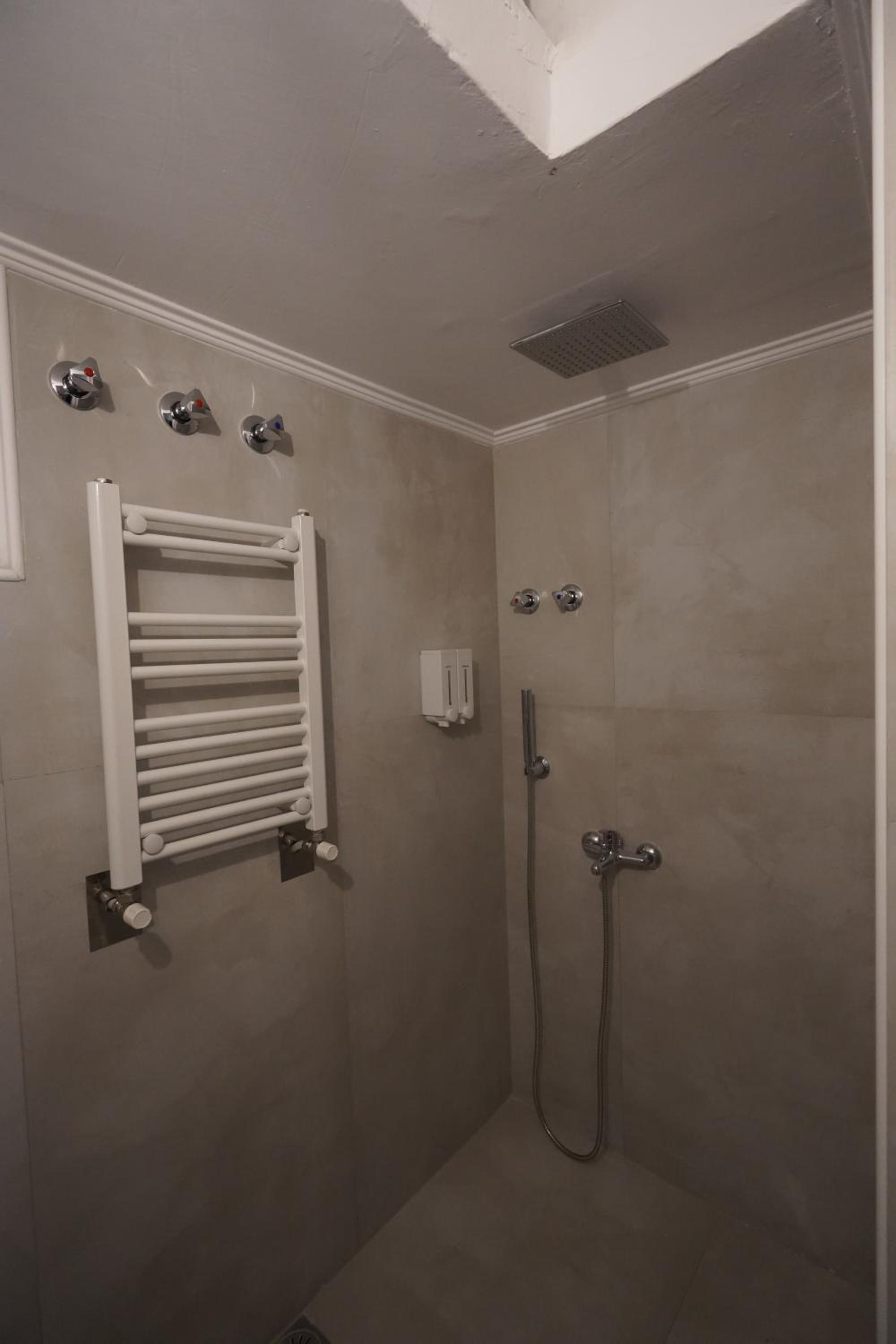 One-Bedroom Apartment - Photo 3