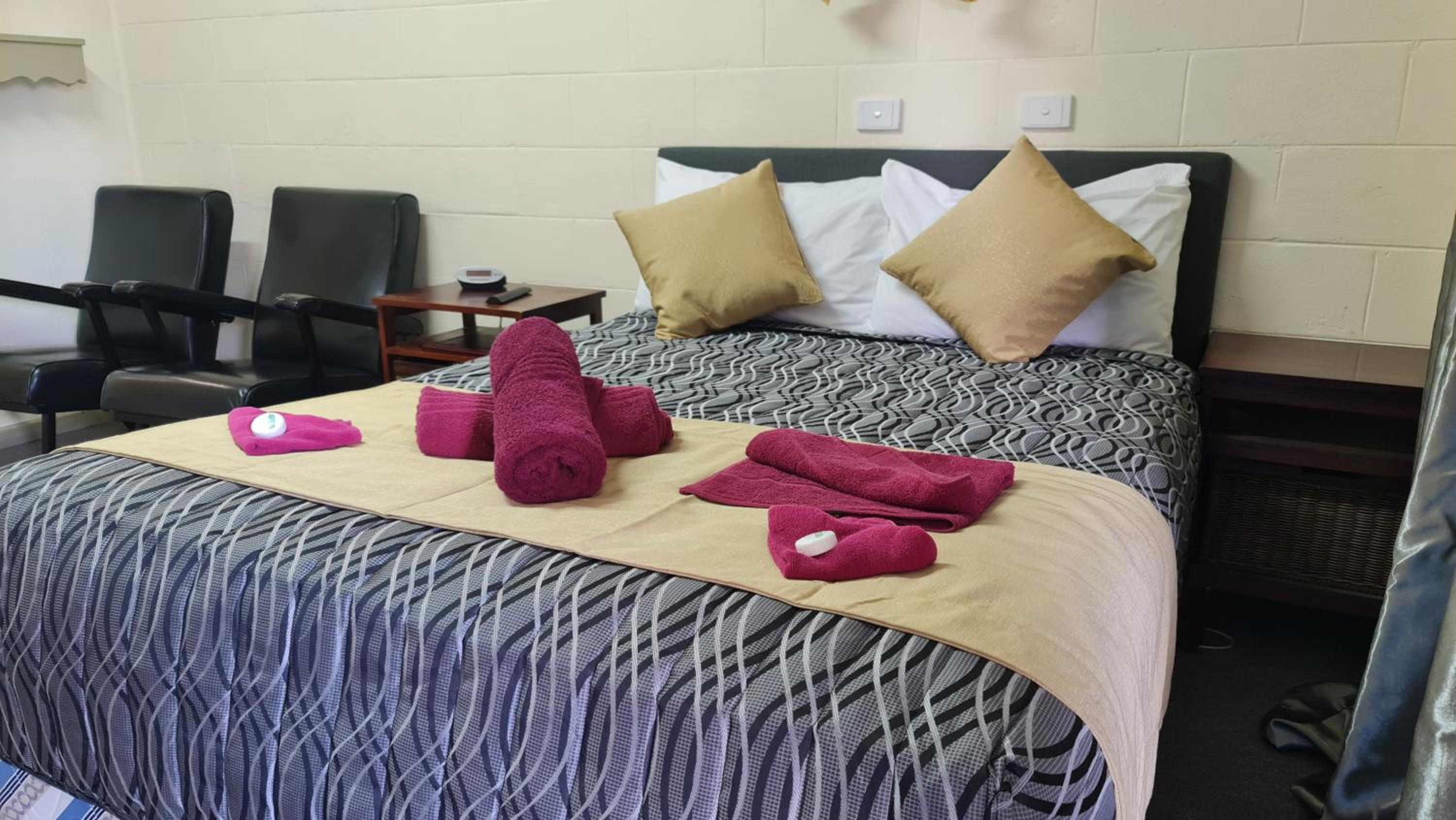 Deluxe Double Room (2 Adults + 1 Child) - Photo 8