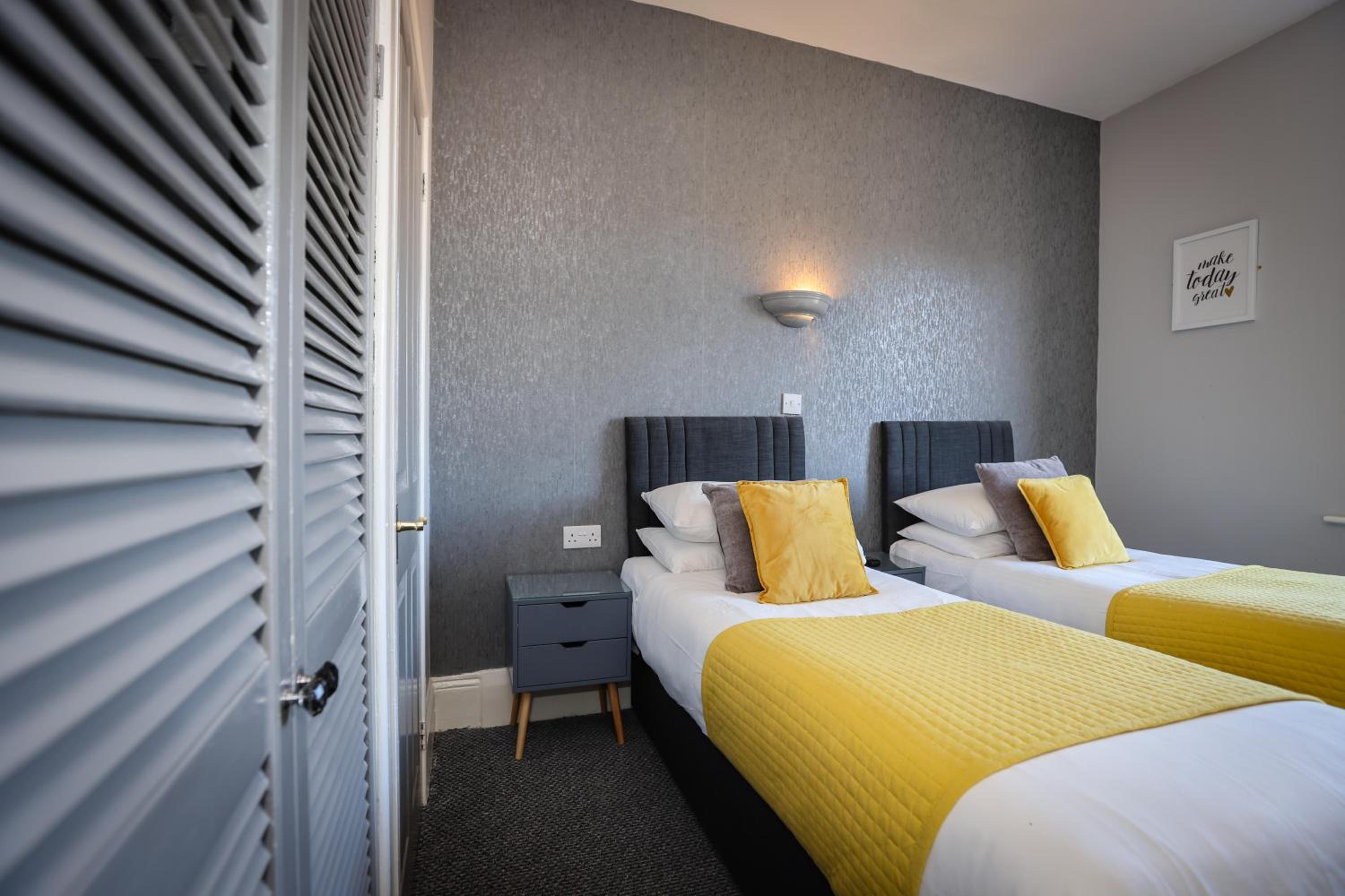 Twin Room With Private Bathroom photo 1