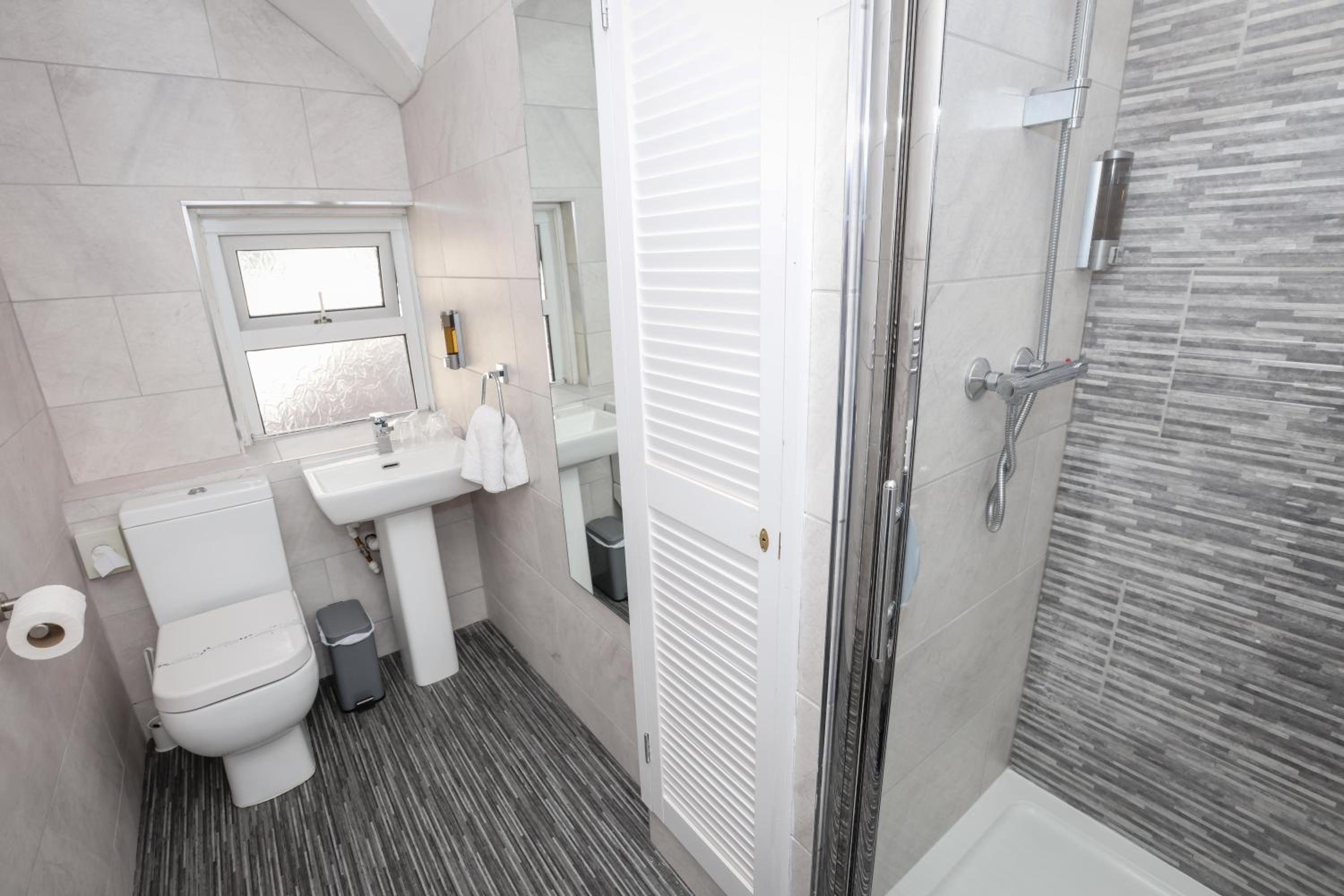Twin Room With Private Bathroom photo 2